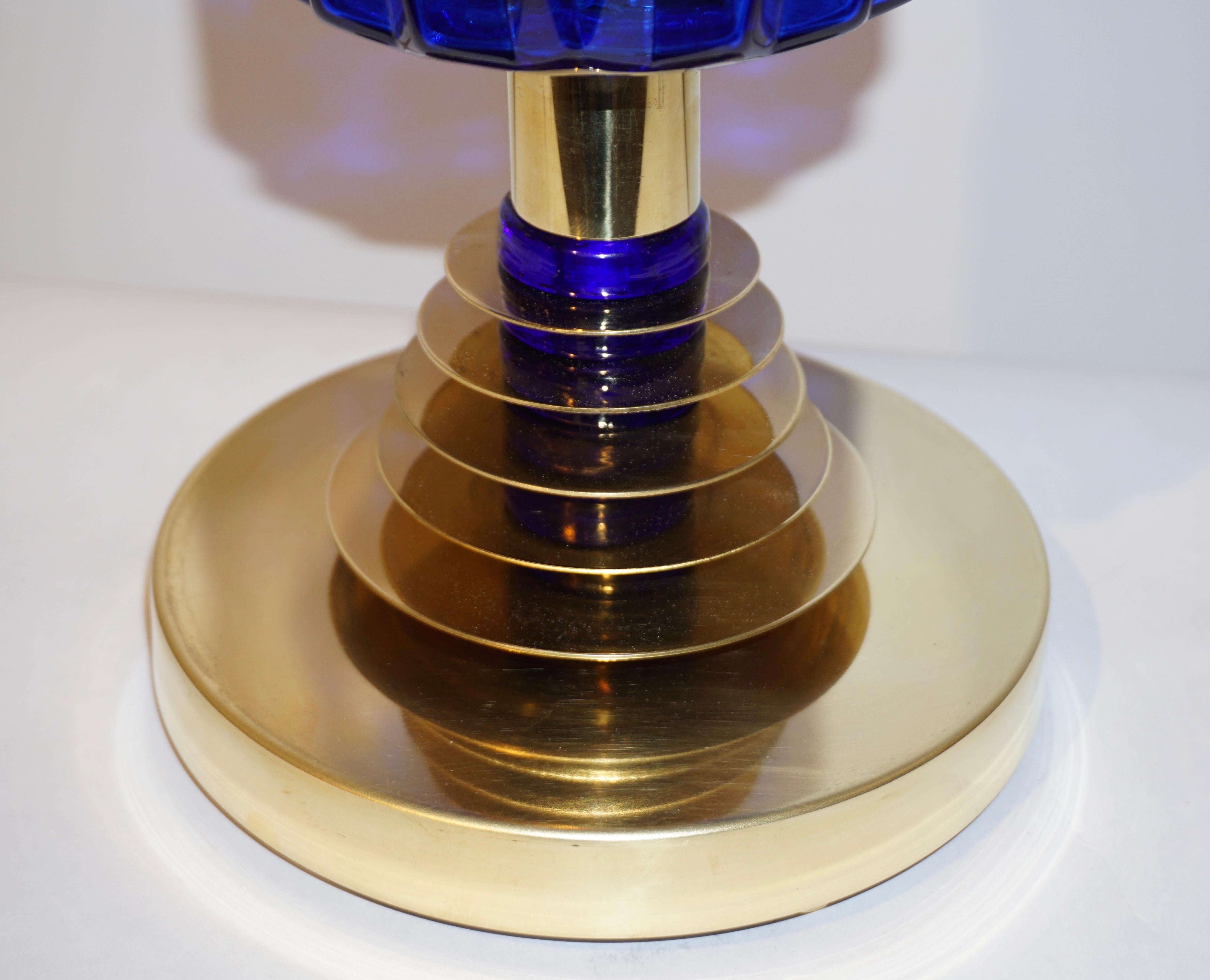 XXIe siècle et contemporain Paire de lampes de bureau italiennes contemporaines en laiton et verre de Murano bleu cobalt en vente