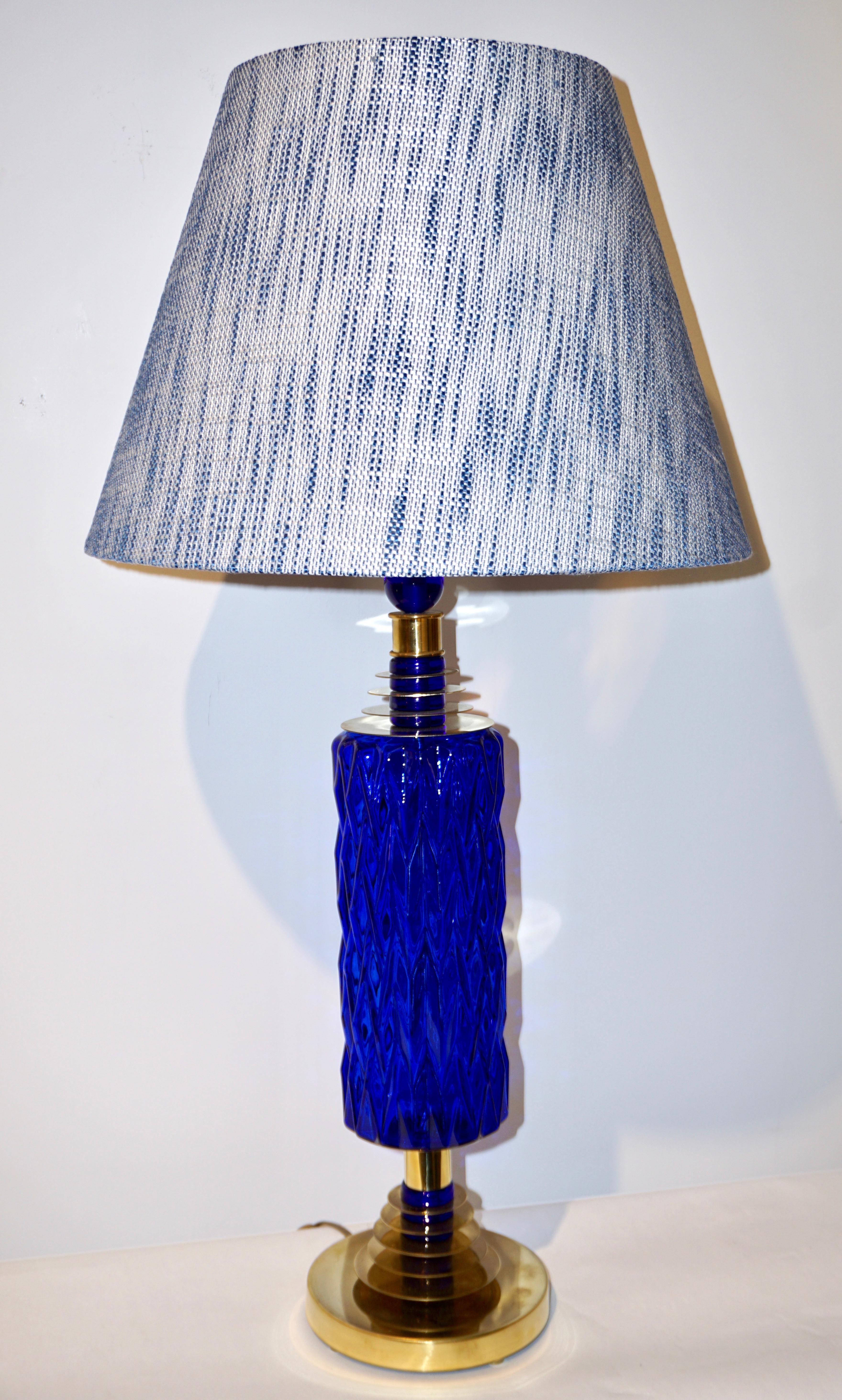 Laiton Paire de lampes de bureau italiennes contemporaines en laiton et verre de Murano bleu cobalt en vente