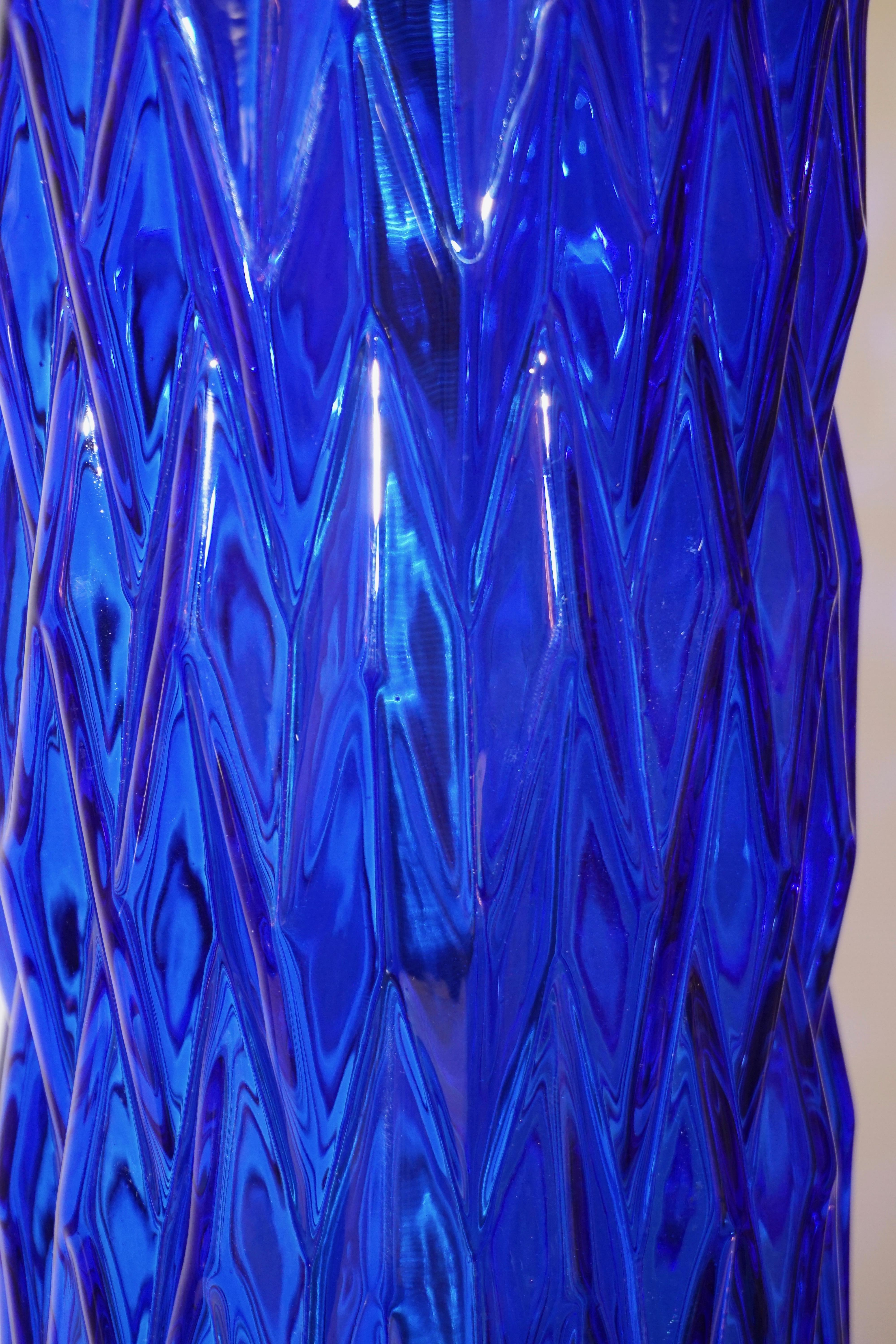 Paire de lampes de bureau italiennes contemporaines en laiton et verre de Murano bleu cobalt en vente 1