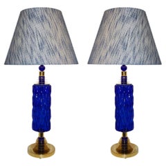 Paire de lampes de bureau italiennes contemporaines en laiton et verre de Murano bleu cobalt