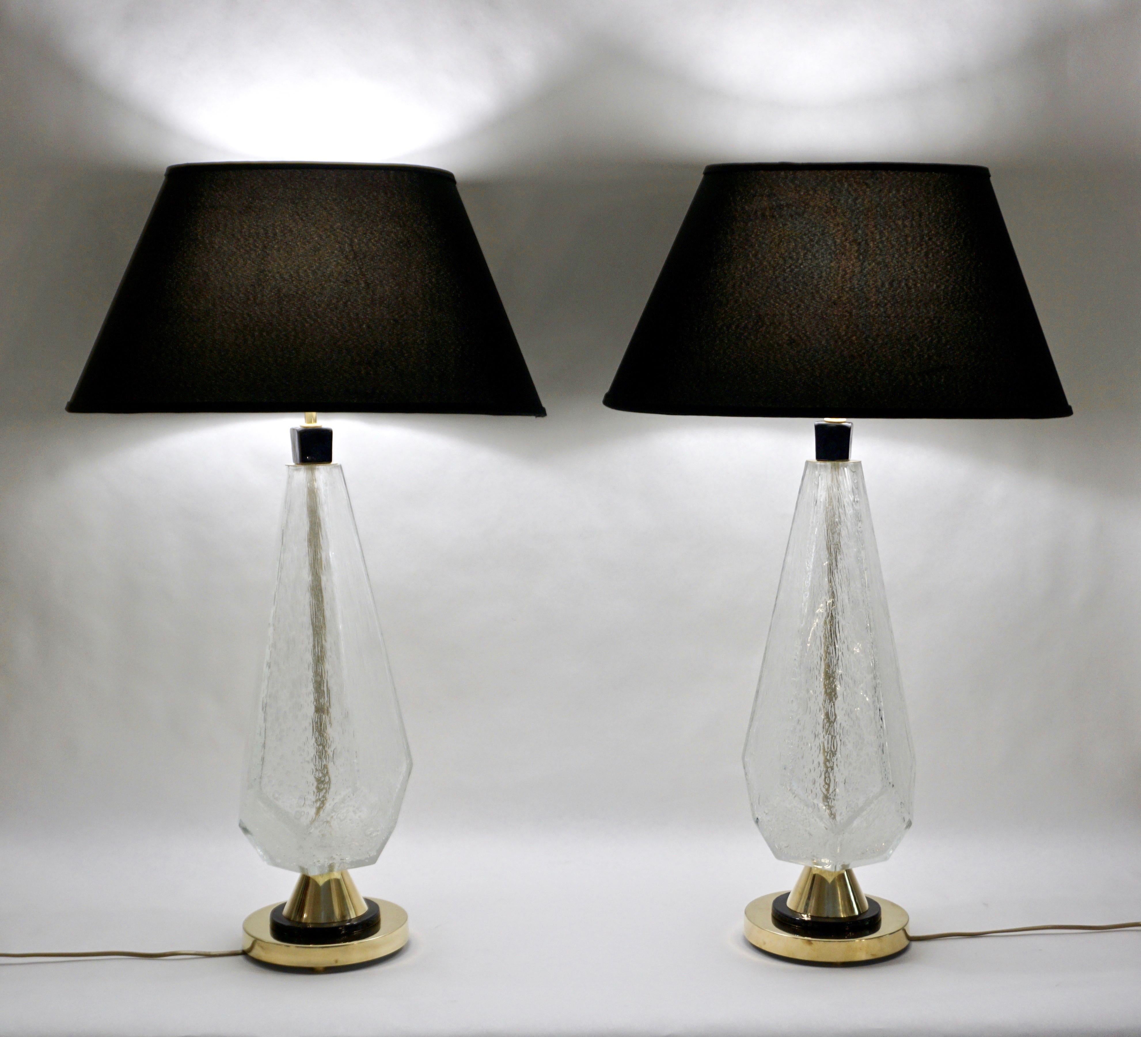 Venetian pair of modern geometric table lamps, entirely handcrafted in Italy, the body with an interesting geometric diamond shape design is in blown crystal clear Murano glass so exceptionally worked with Pulegoso, a myriad of bubbles in the glass,