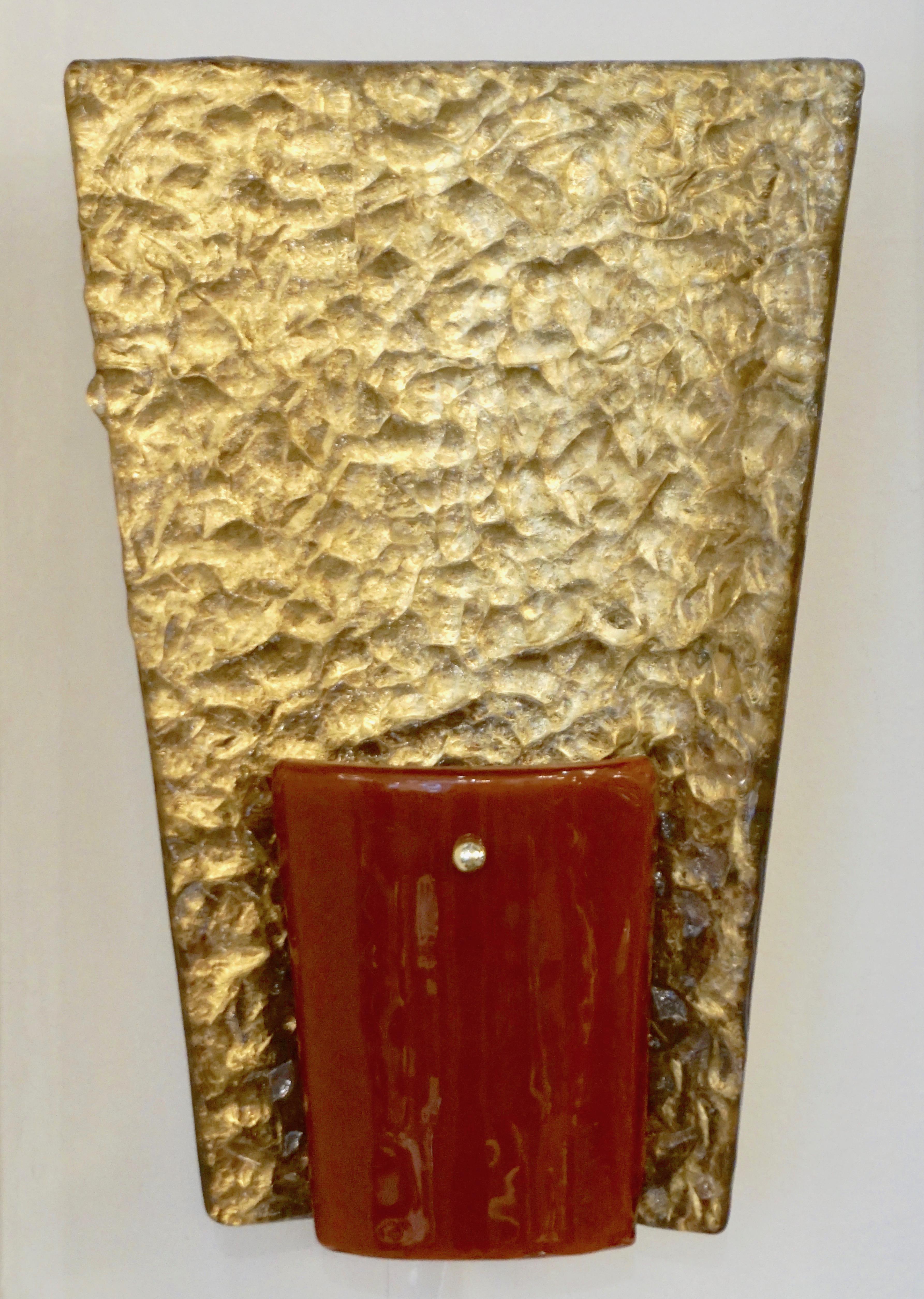 Fait main Paire d'appliques organiques italiennes contemporaines en or et en verre de Murano de couleur ambre/orange en vente