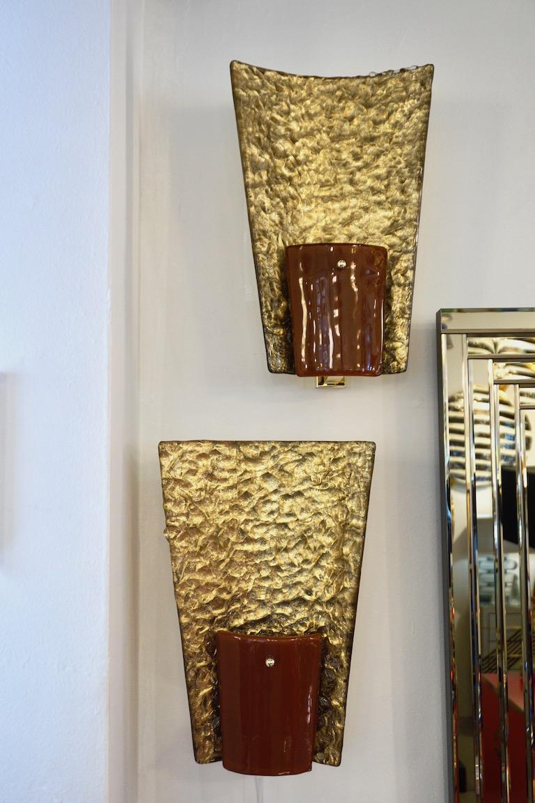 Organique Paire d'appliques organiques italiennes contemporaines en or et en verre de Murano de couleur ambre/orange en vente