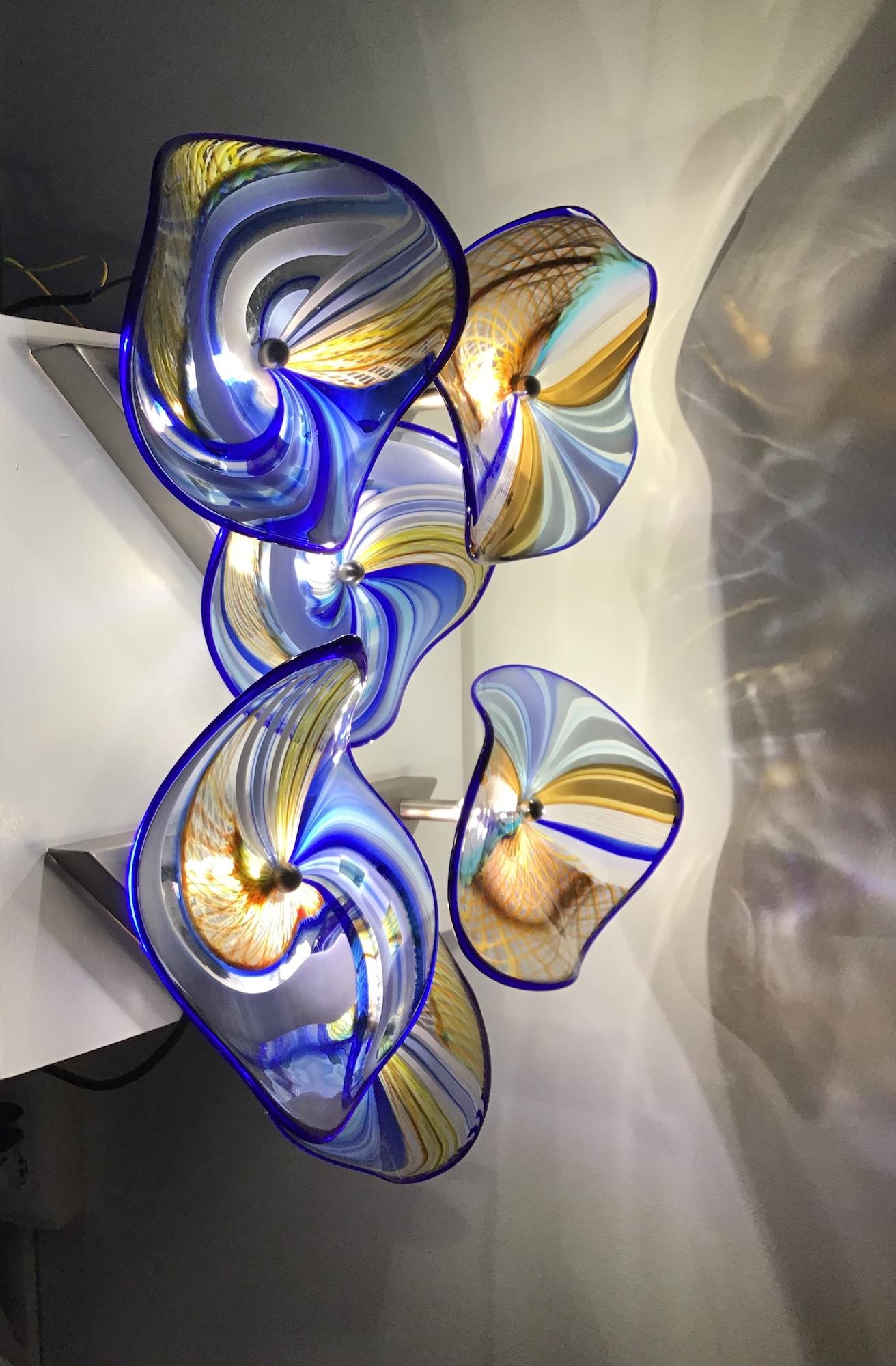 XXIe siècle et contemporain Paire d’appliques italiennes contemporaines à disques en verre de Murano bleu, blanc et jaune doré