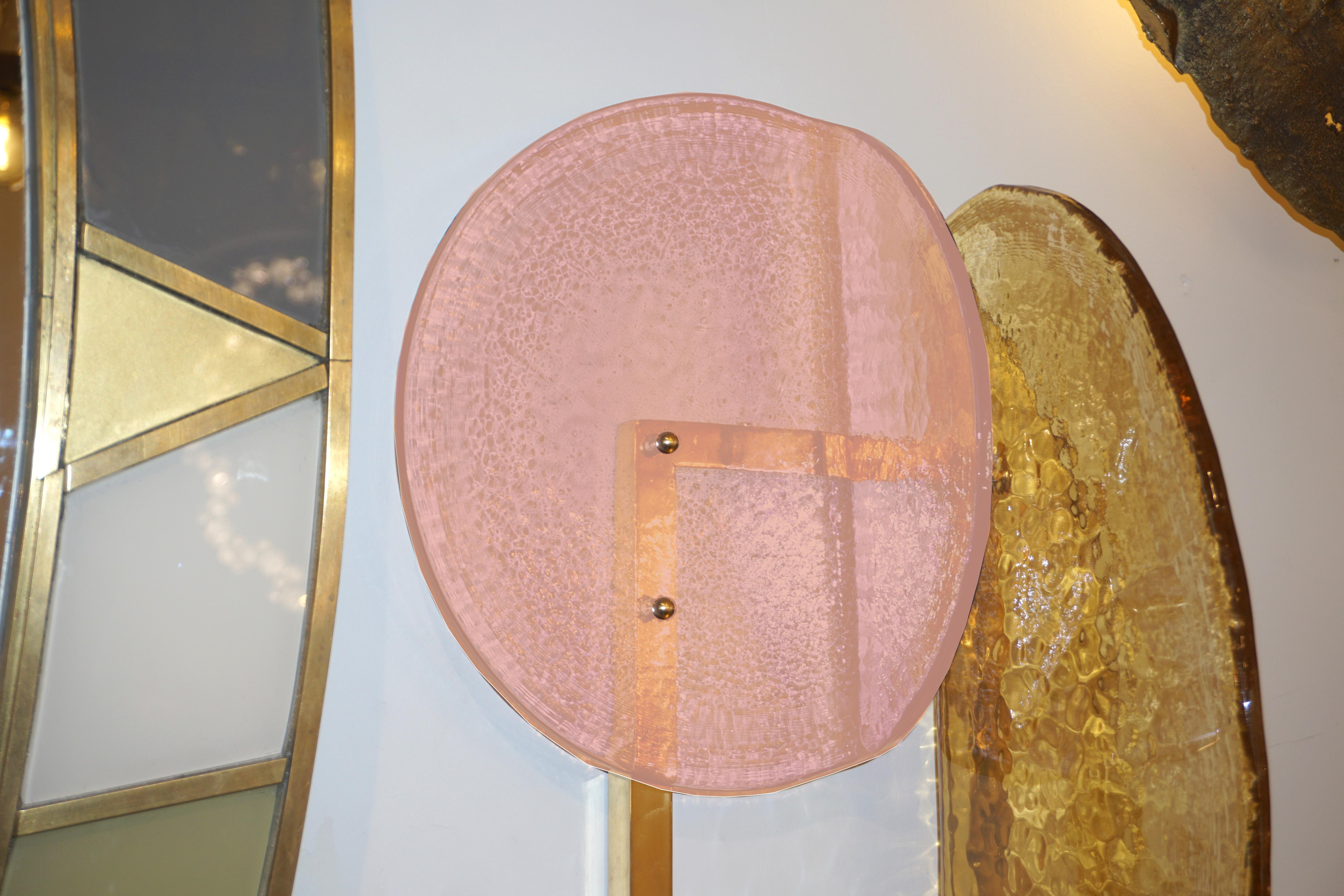 Contemporary Italian Pair of Pink and Amber Murano Glass Gold Brass Sconces Hecho a mano en venta