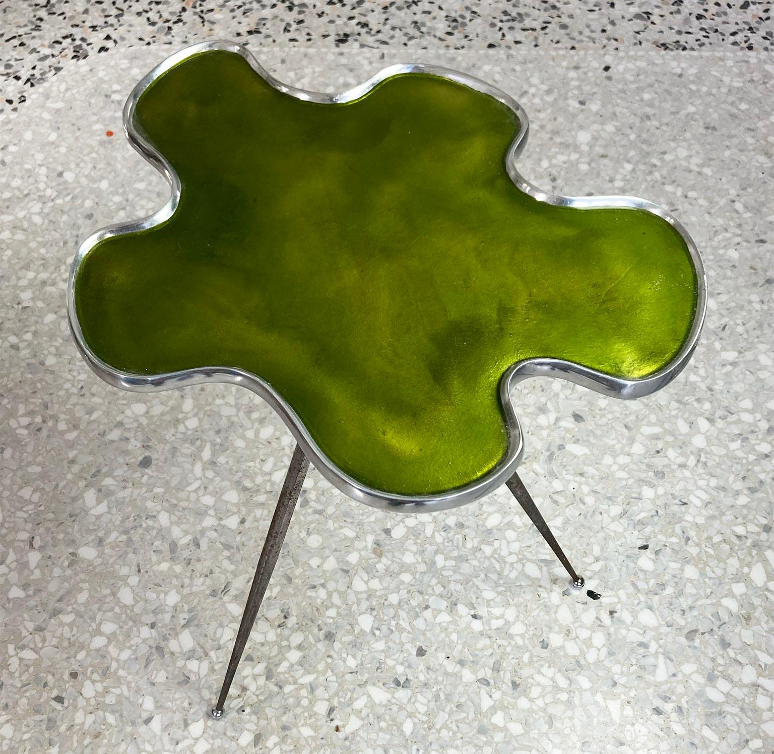 Two organic shaped coffee tables, with top in glossy green enamel,
structure in metal, with different dimensions.

The dimension of the smaller:
Height 60cm
Depth 20cm
Width 28 cm.