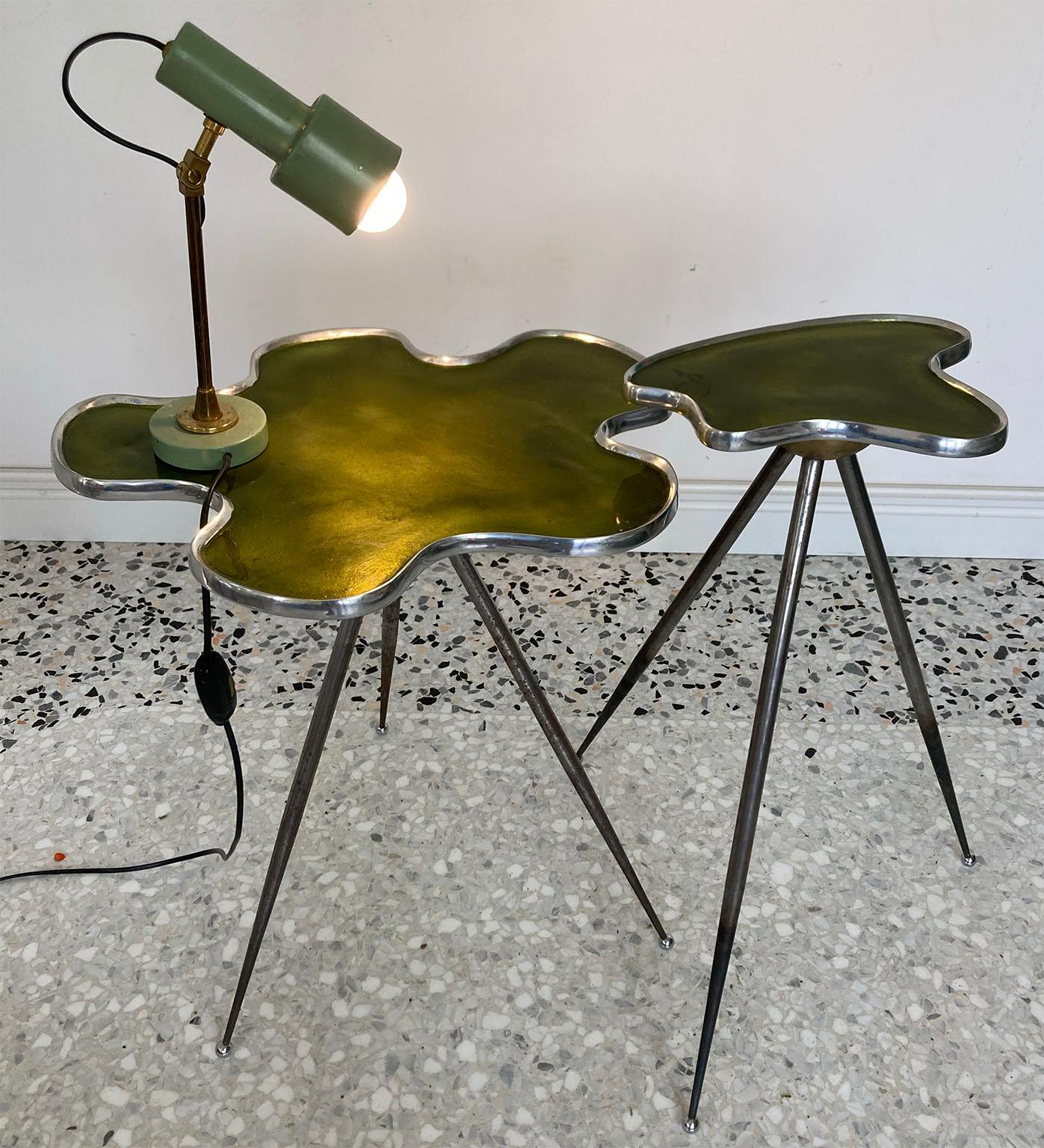 Contemporary Italian Pair of Side Tables with Glossy Green Top on Tripod Leg In Good Condition In Milano, IT