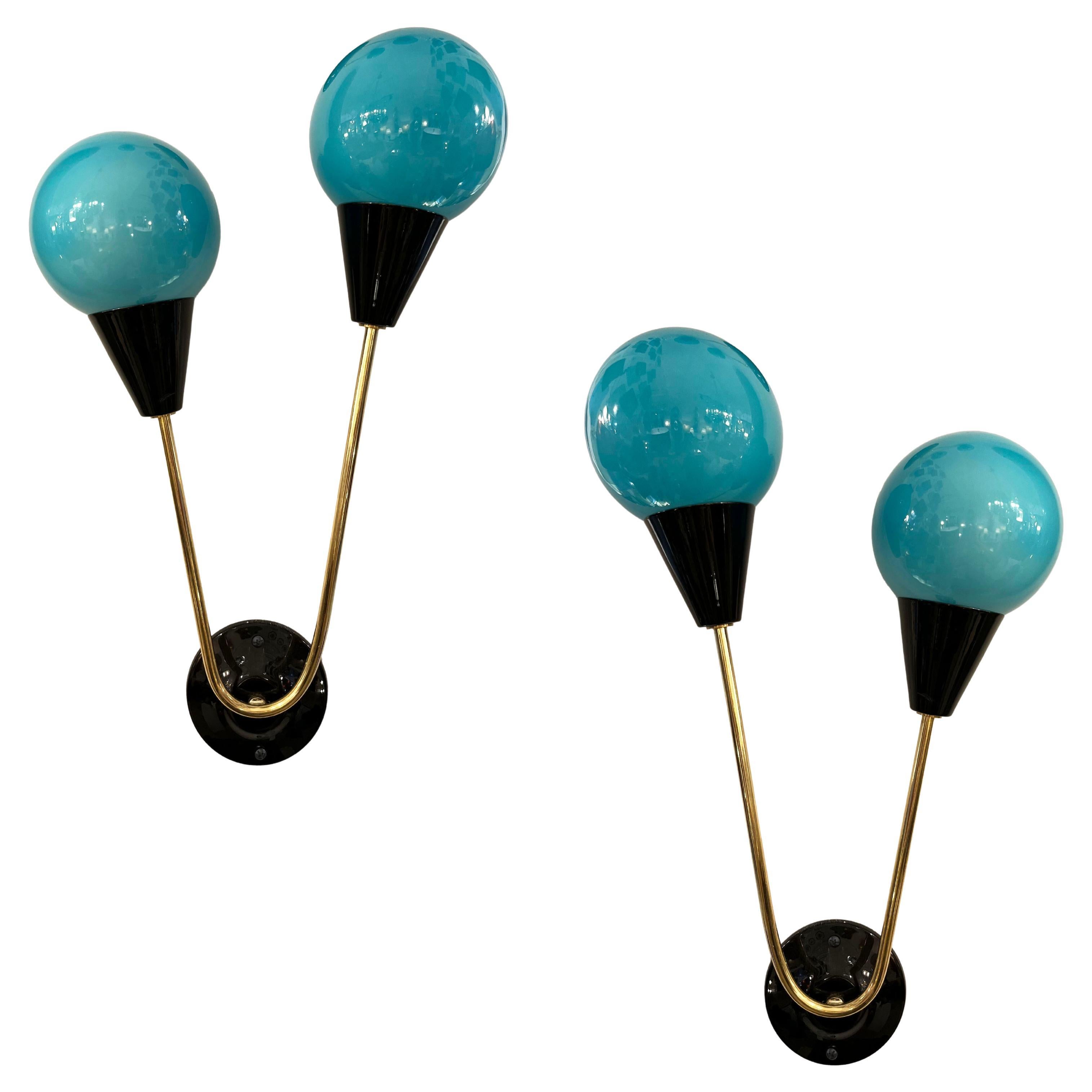 Paire d'appliques italiennes contemporaines en laiton avec deux globes en verre de Murano bleu turquoise