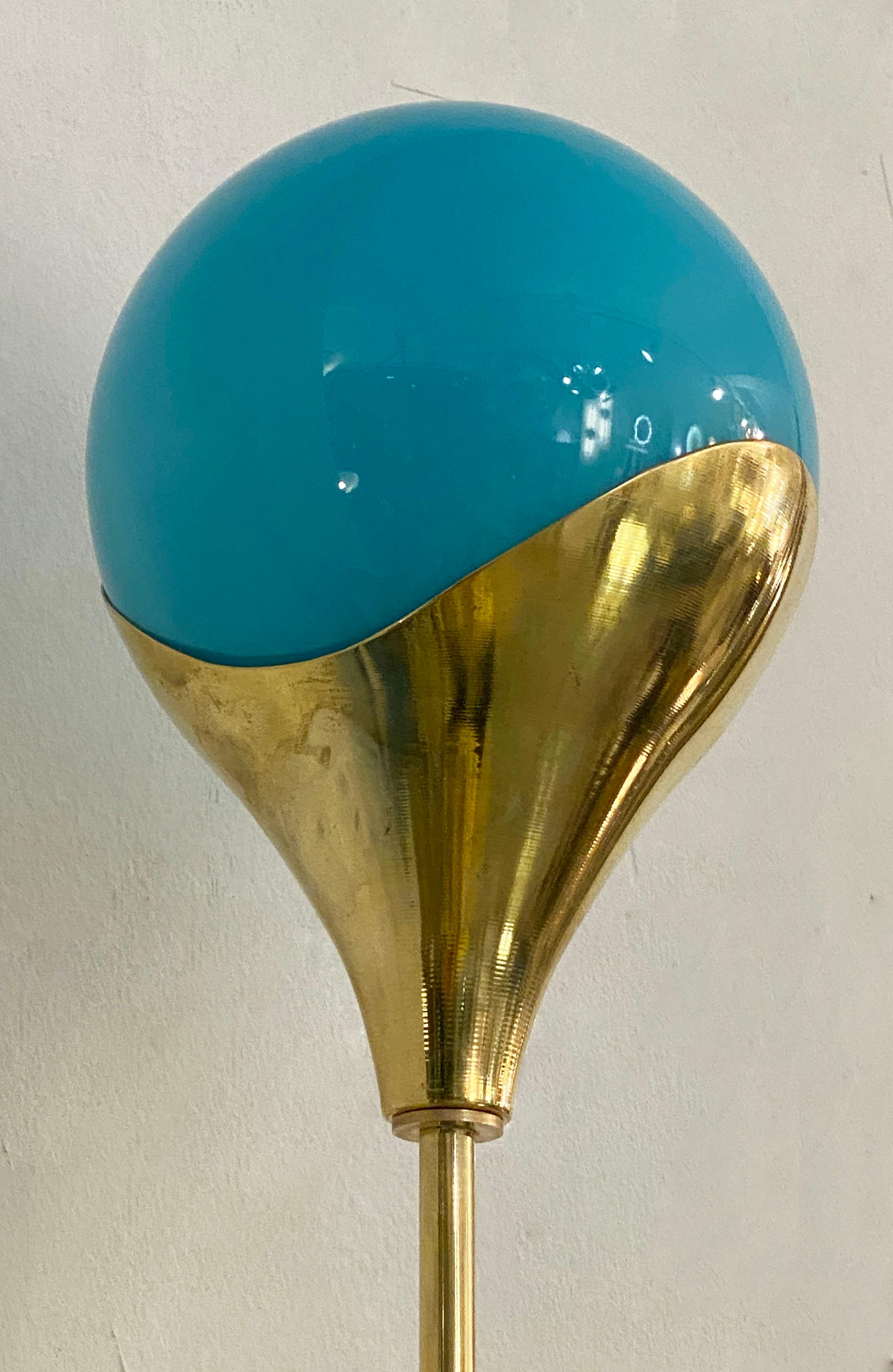 Coppia italiana contemporanea di due lampade a globo in vetro di Murano turchese in ottone in vendita 2