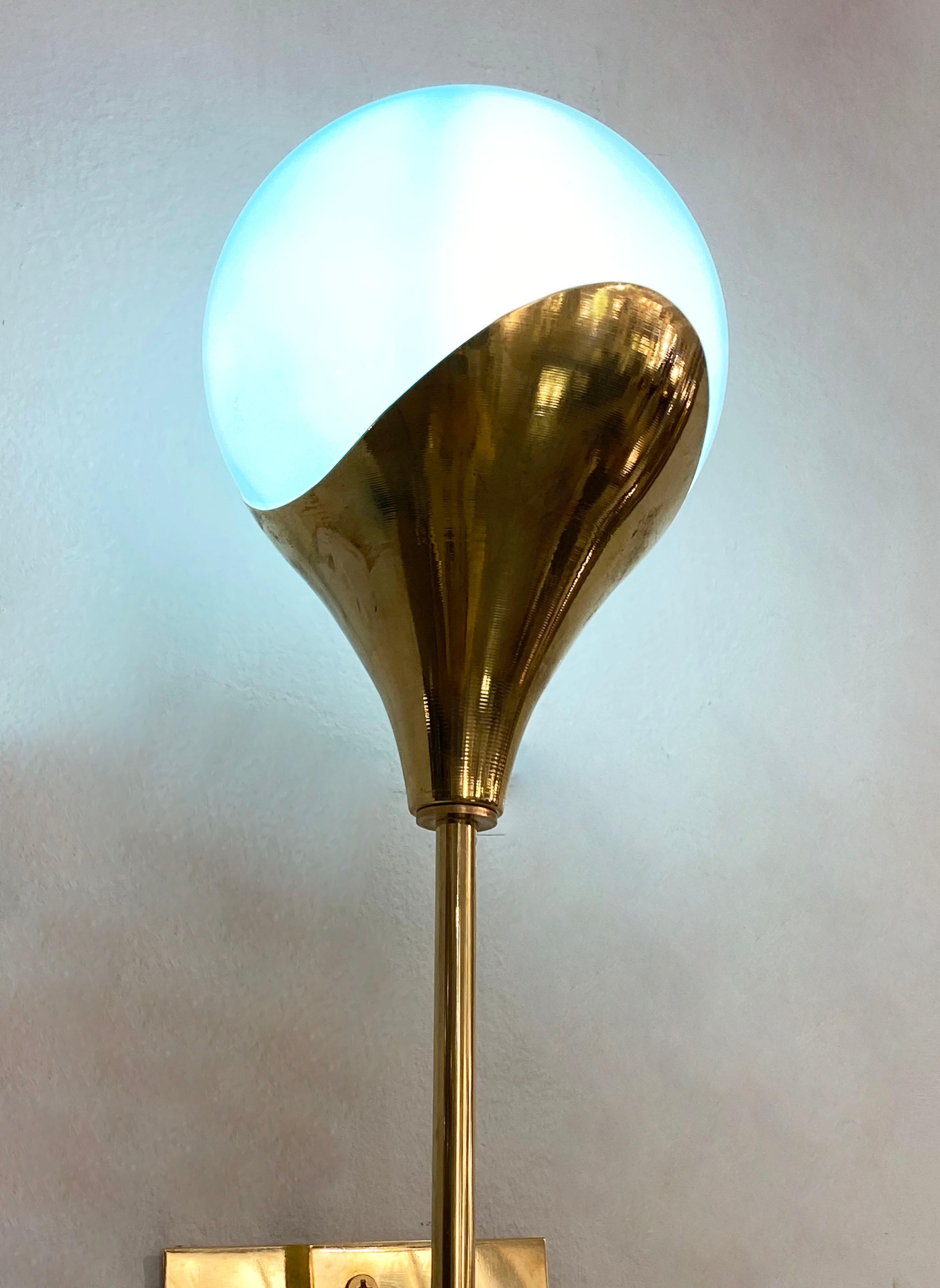 Fatto a mano Coppia italiana contemporanea di due lampade a globo in vetro di Murano turchese in ottone in vendita