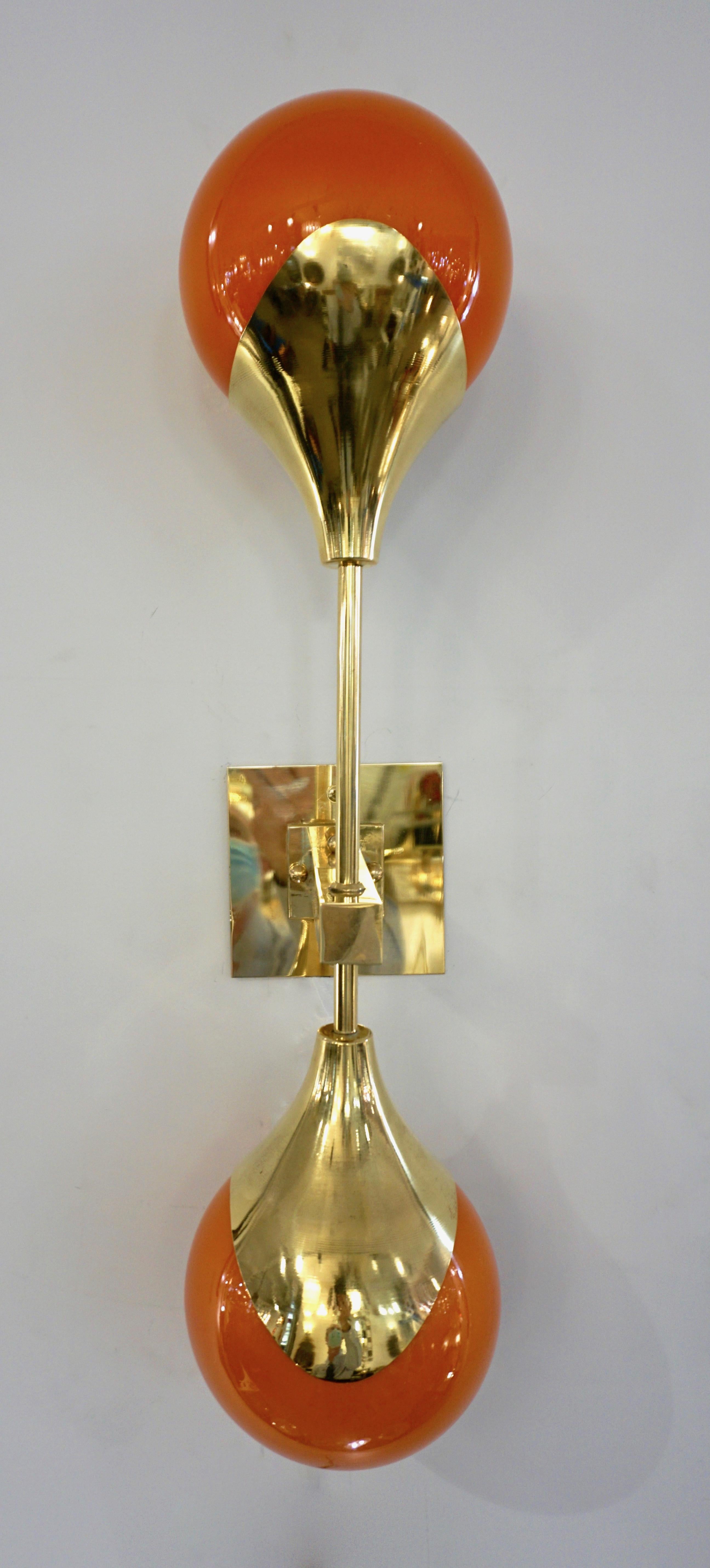 Paire d'appliques italiennes contemporaines en laiton avec deux globes en verre de Murano blanc et orange en vente 4