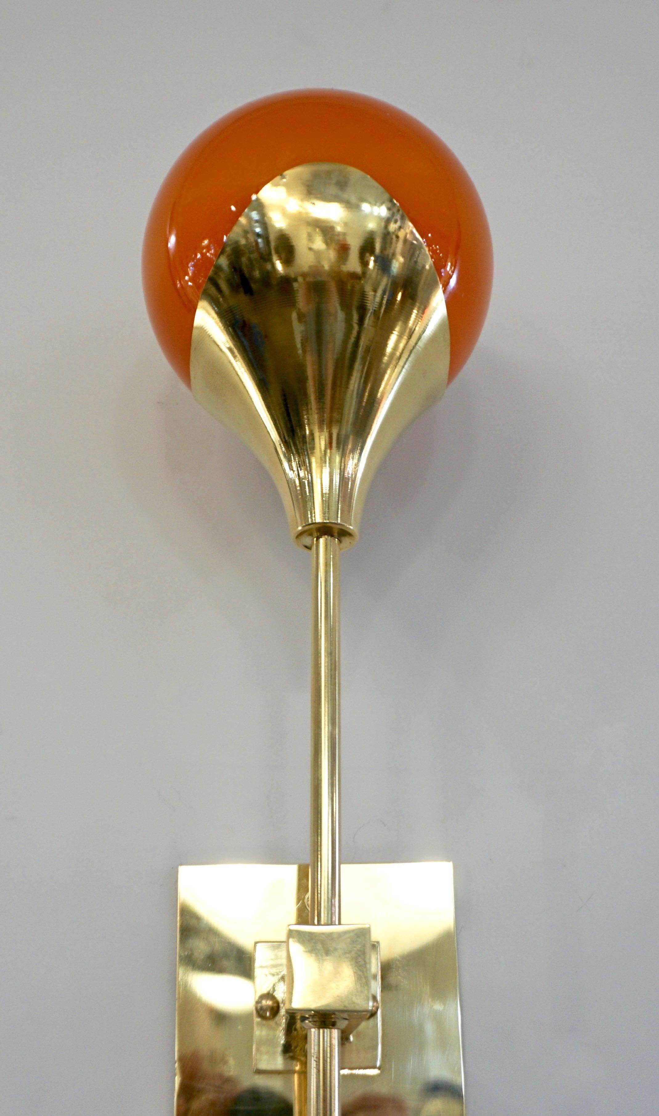 Paire d'appliques italiennes contemporaines en laiton avec deux globes en verre de Murano blanc et orange en vente 5