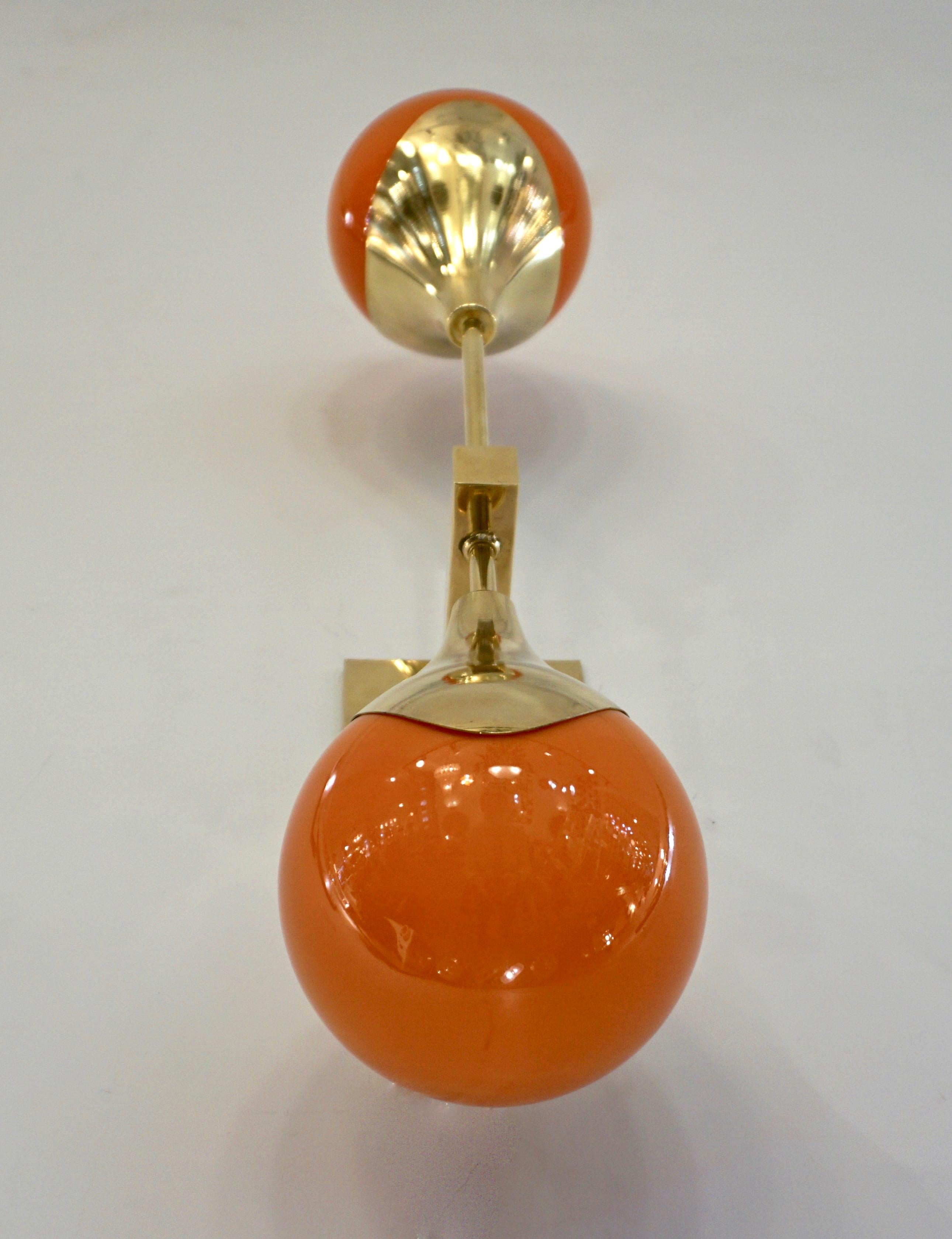 Mid-Century Modern Paire d'appliques italiennes contemporaines en laiton avec deux globes en verre de Murano blanc et orange en vente