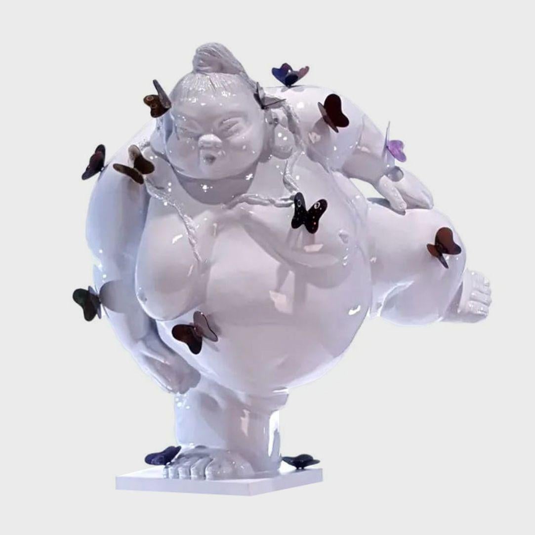 Escultura italiana contemporánea de resina Paradox de luchador de sumo con mariposas en venta 2