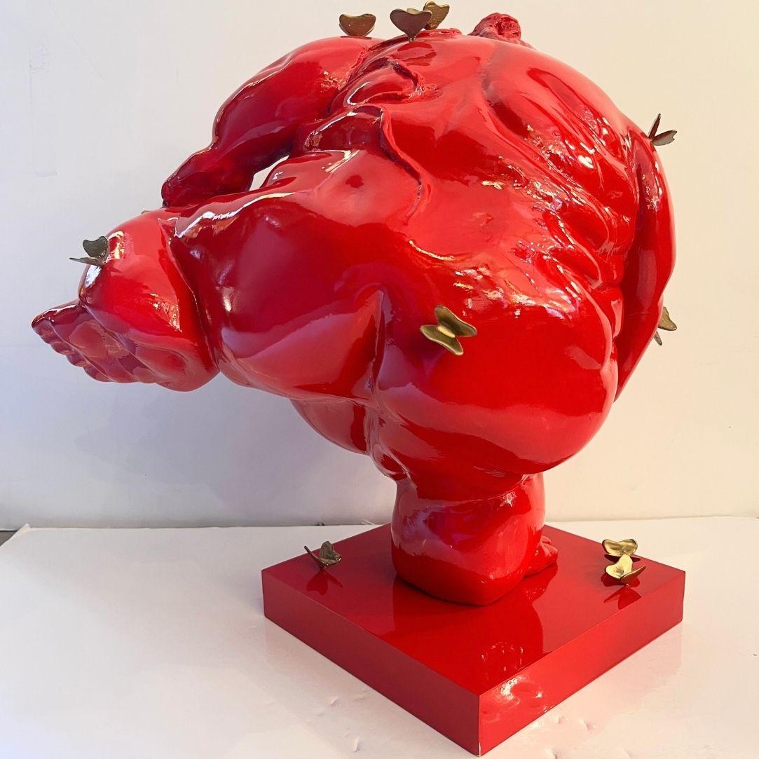 Escultura italiana contemporánea de resina Paradox de luchador de sumo con mariposas Moderno orgánico en venta