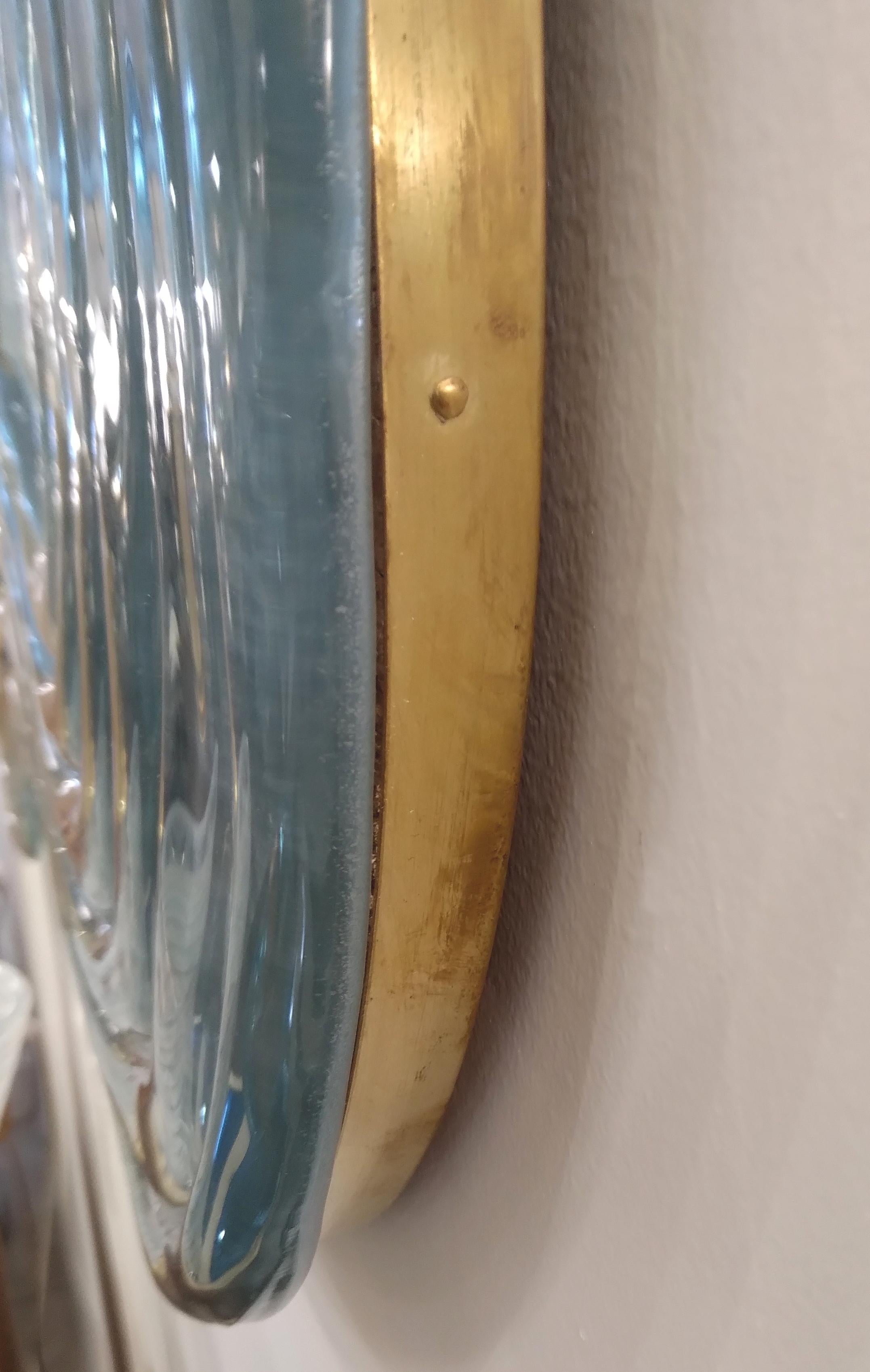 Miroir courbe italien contemporain en verre de Murano gris perle bleu et accents en laiton en vente 4