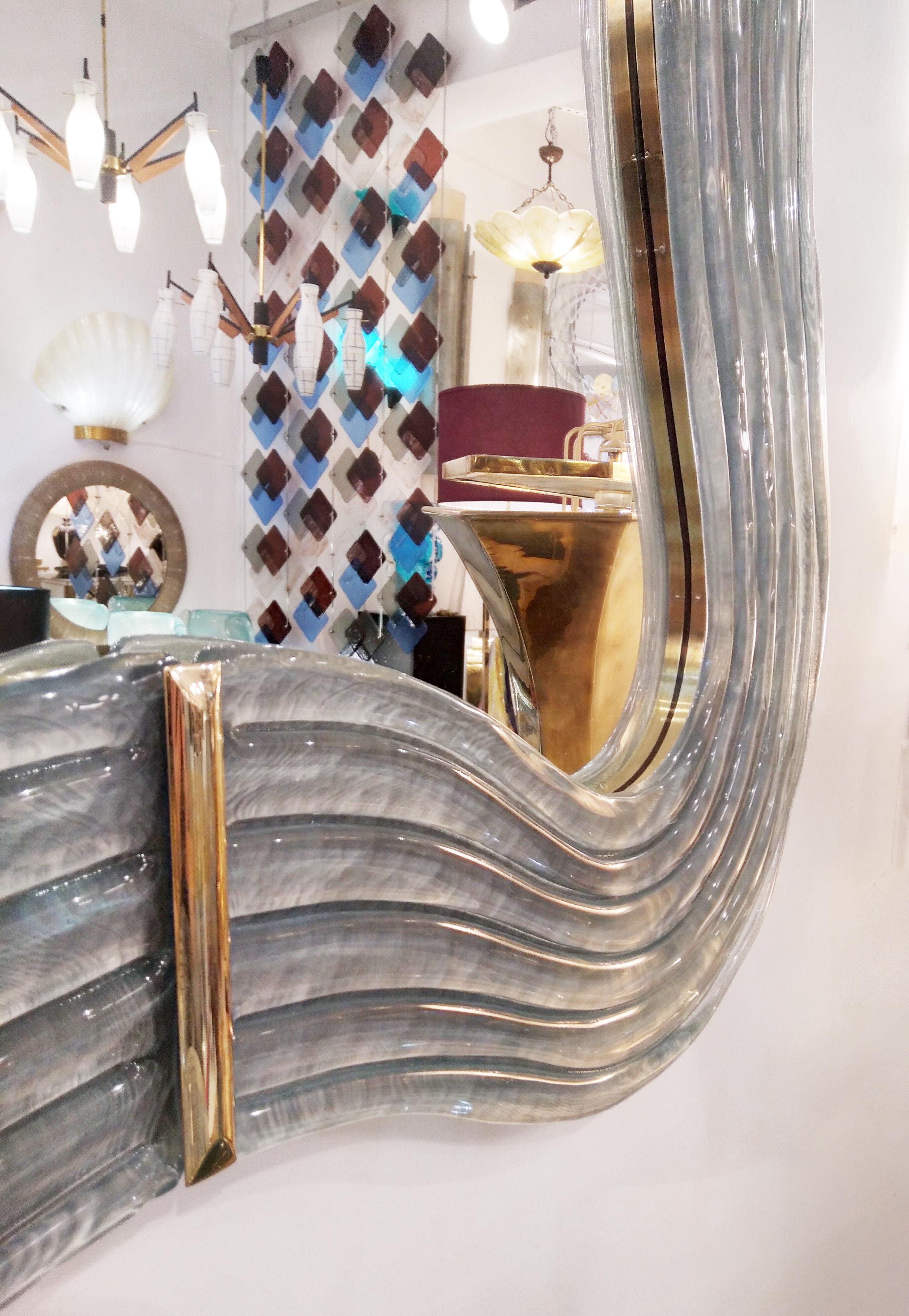 Miroir courbe italien contemporain en verre de Murano gris perle bleu et accents en laiton en vente 6
