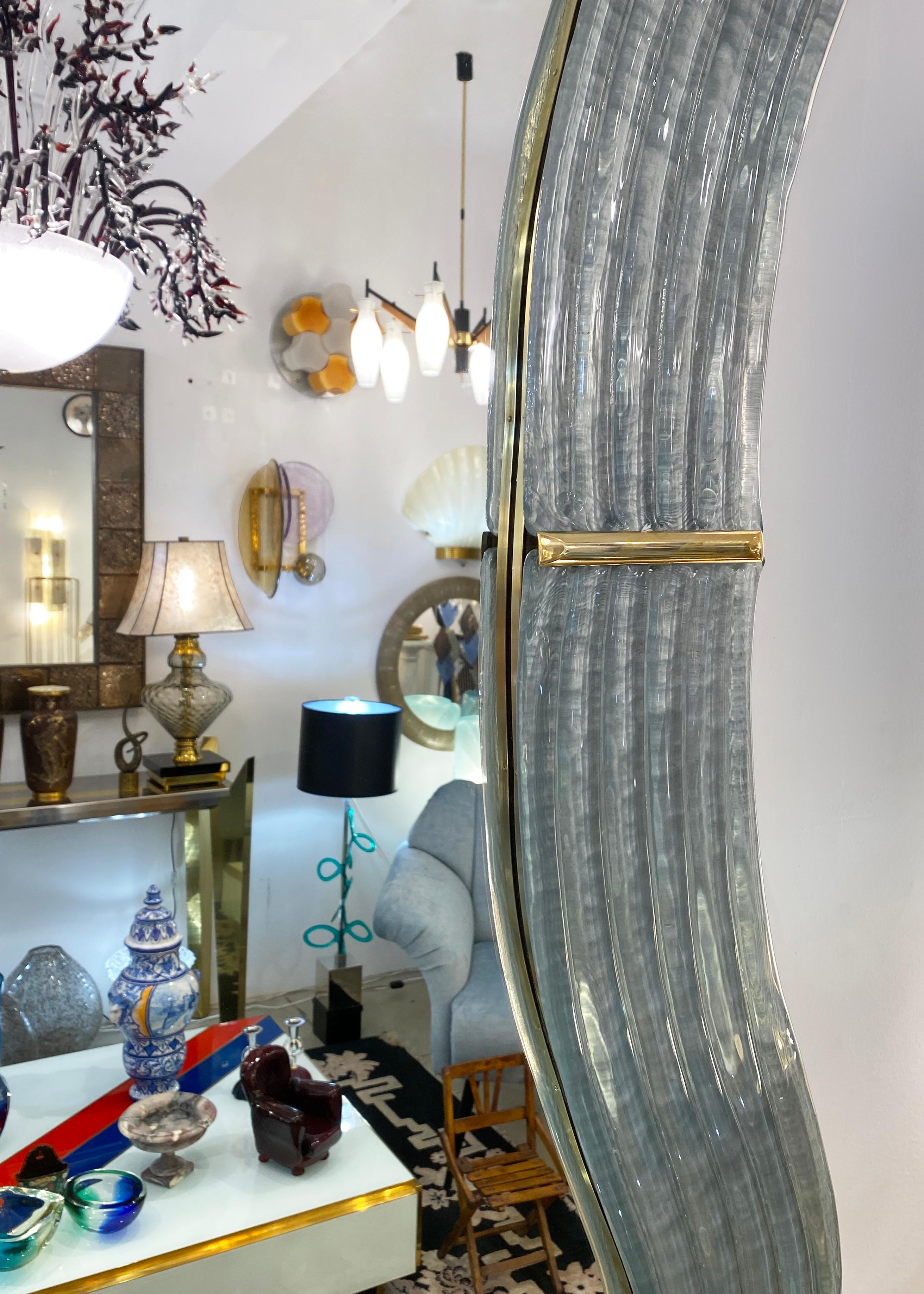 Miroir courbe italien contemporain en verre de Murano gris perle bleu et accents en laiton en vente 9