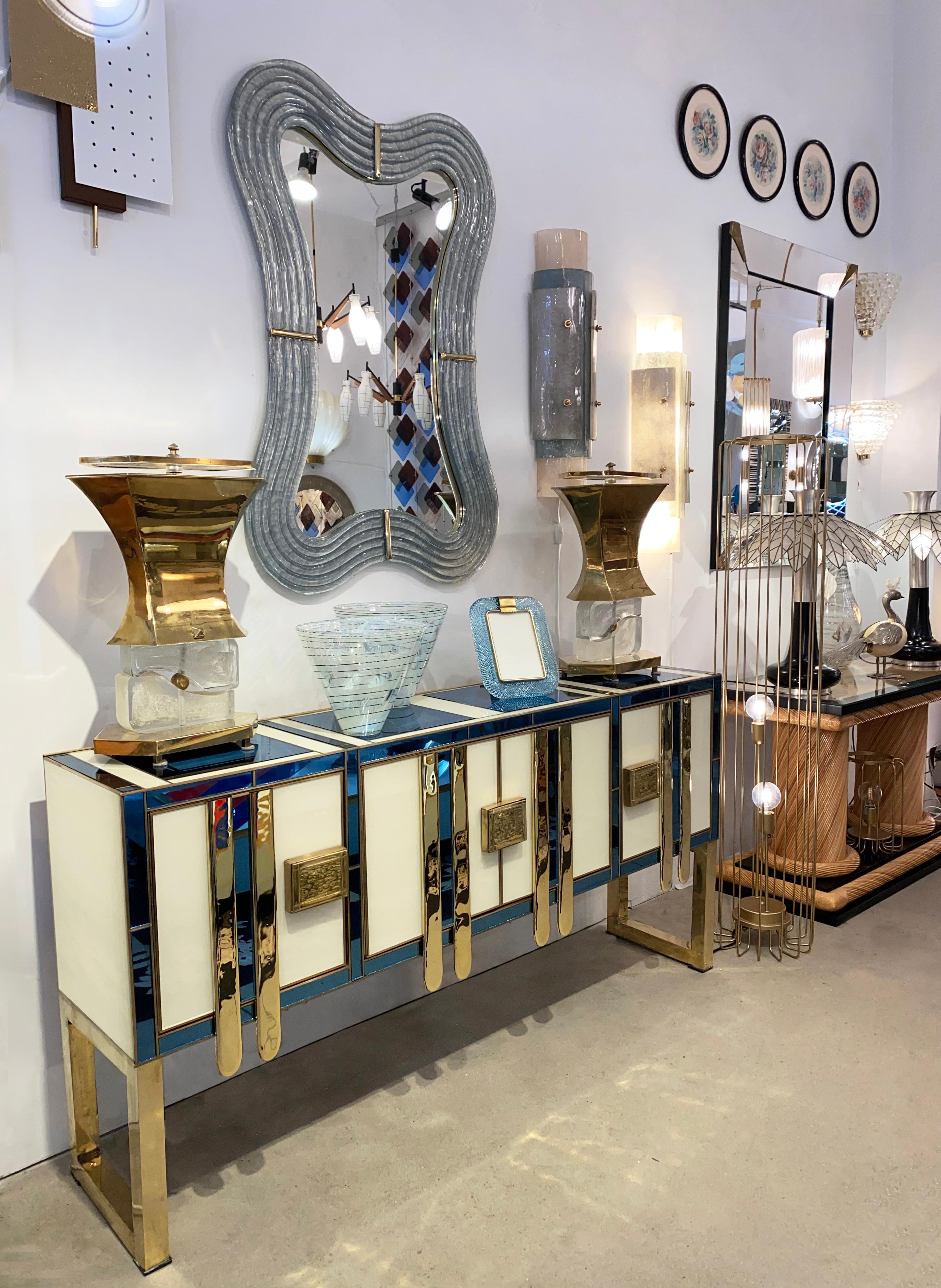 Espejo curvo italiano contemporáneo de cristal de Murano gris perla azul y detalles de latón en venta 9