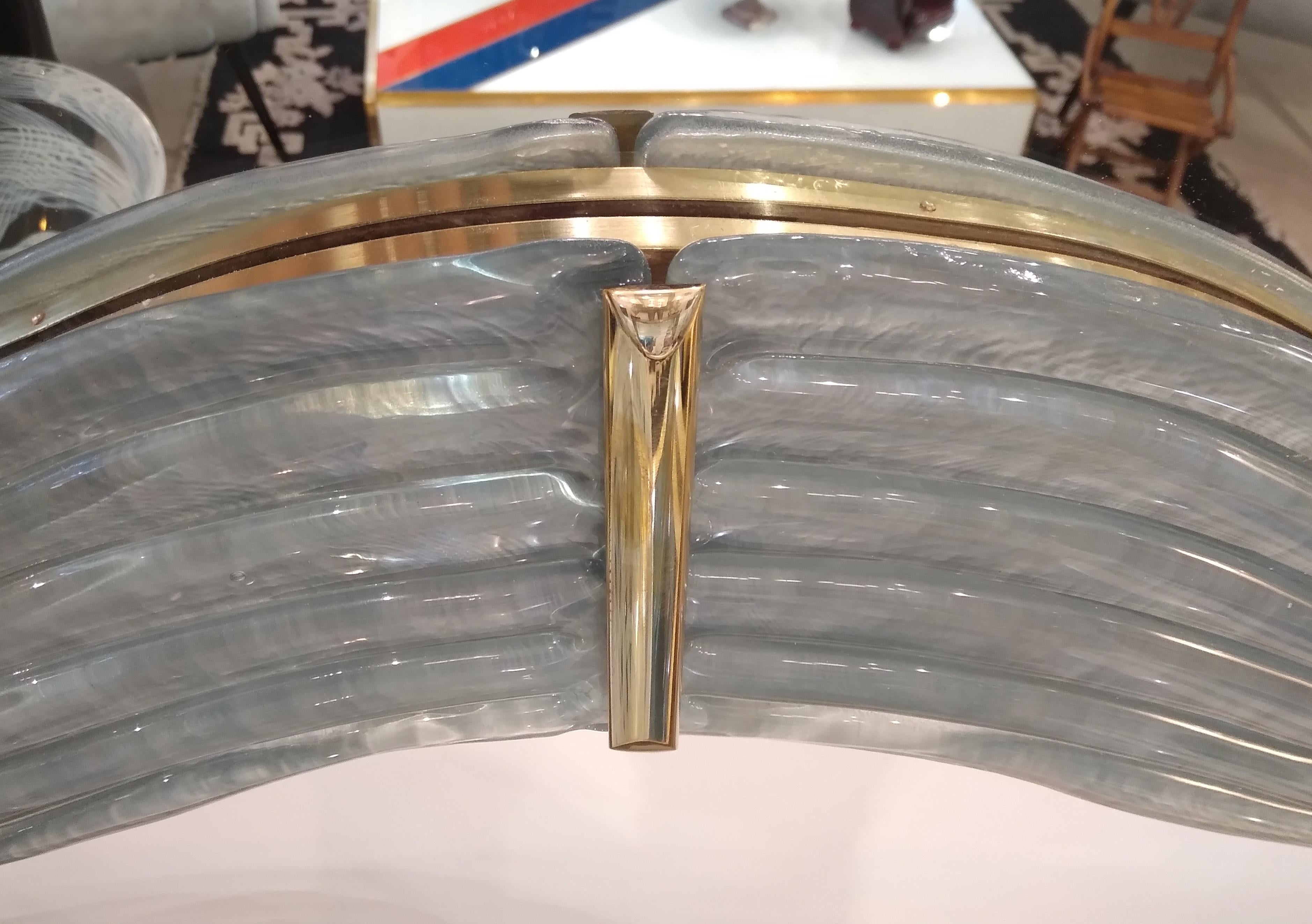 Zeitgenössischer italienischer geschwungener Perlen-Spiegel aus grau-blauem Muranoglas mit Messing-Akzenten (Organische Moderne) im Angebot