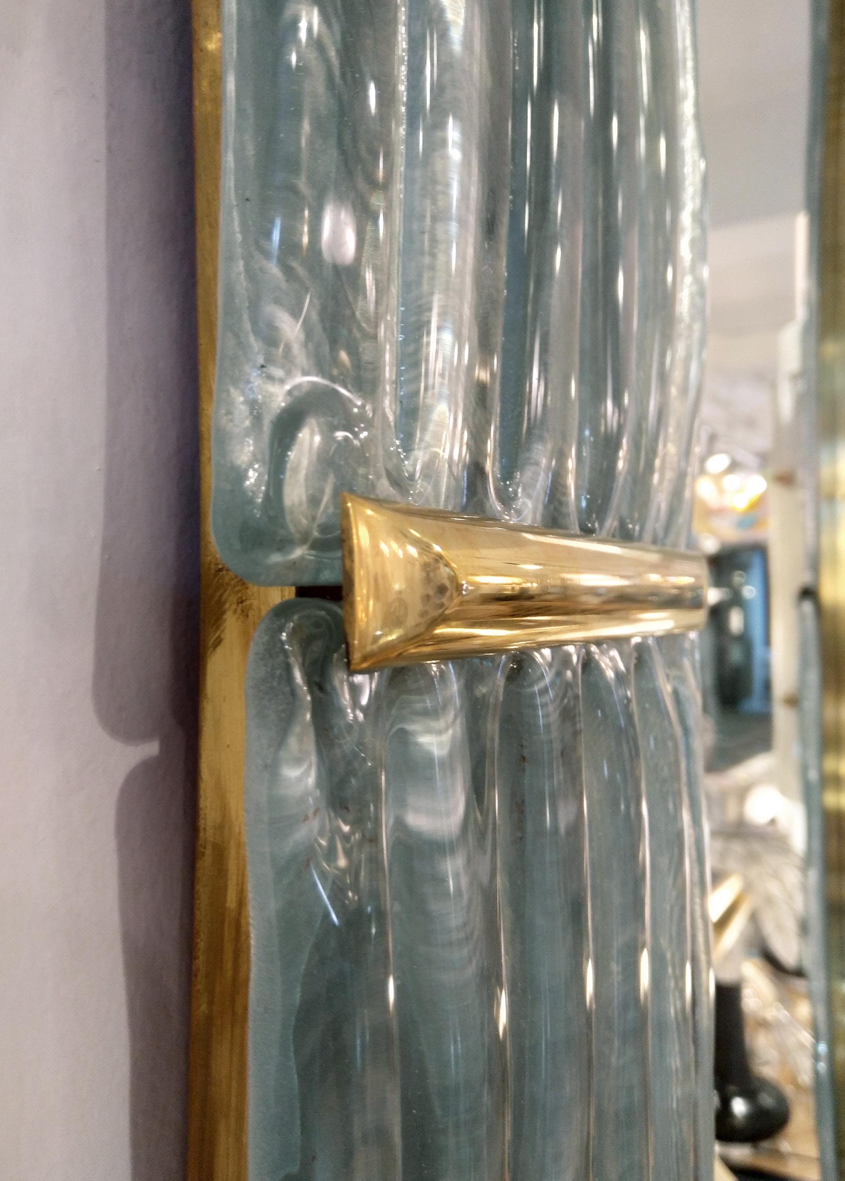 Laiton Miroir courbe italien contemporain en verre de Murano gris perle bleu et accents en laiton en vente
