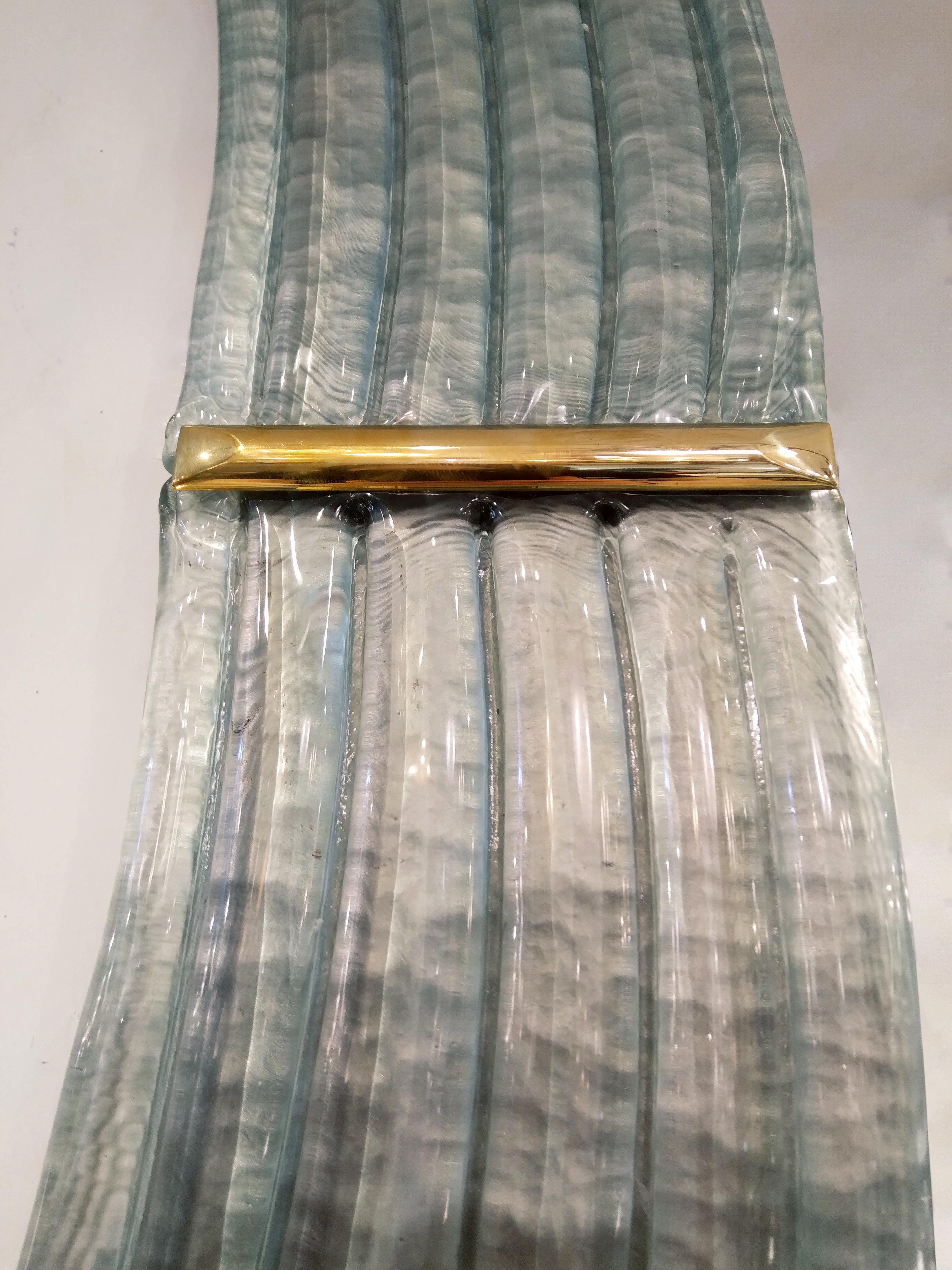 Miroir courbe italien contemporain en verre de Murano gris perle bleu et accents en laiton en vente 1