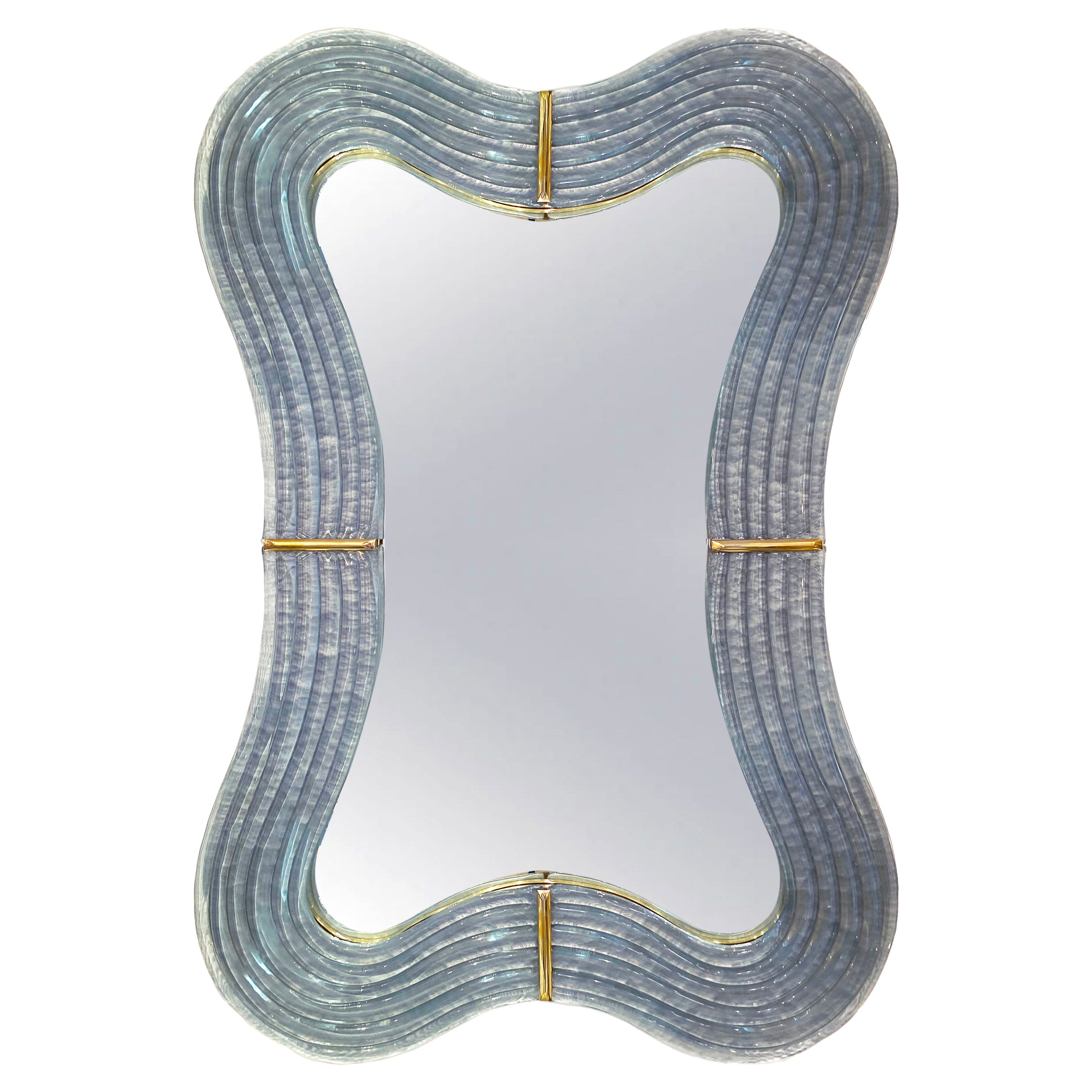 Specchio curvo in vetro di Murano contemporaneo grigio perla blu e accenti in ottone
