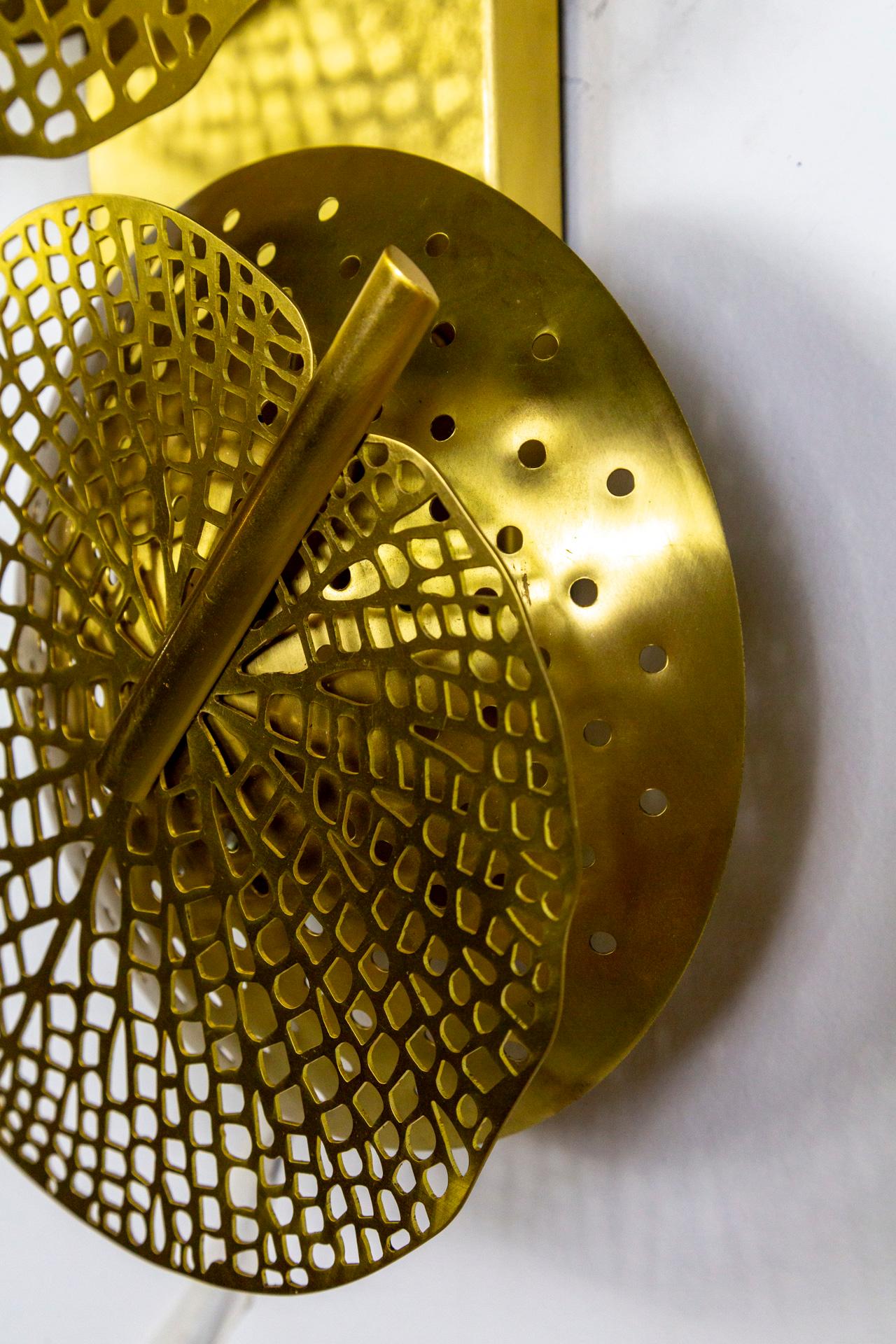 Contemporary Italian Polished Brass Perforated Leaf Sconces, Pair.  For Sale 4