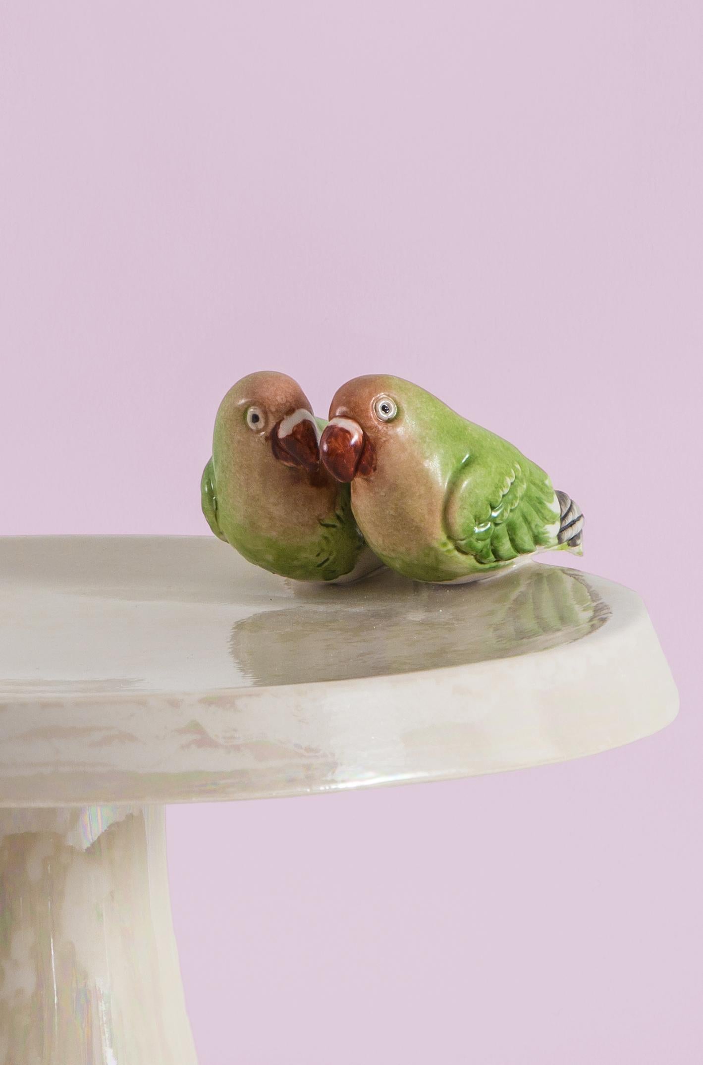 This Italian porcelain sculpture is part of Grand Tour by Vito Nesta. Made in Capodimonte porcelain with a glossy and iridescent finish. This cake stand is embellished by two inseparable parrots painted by hand.