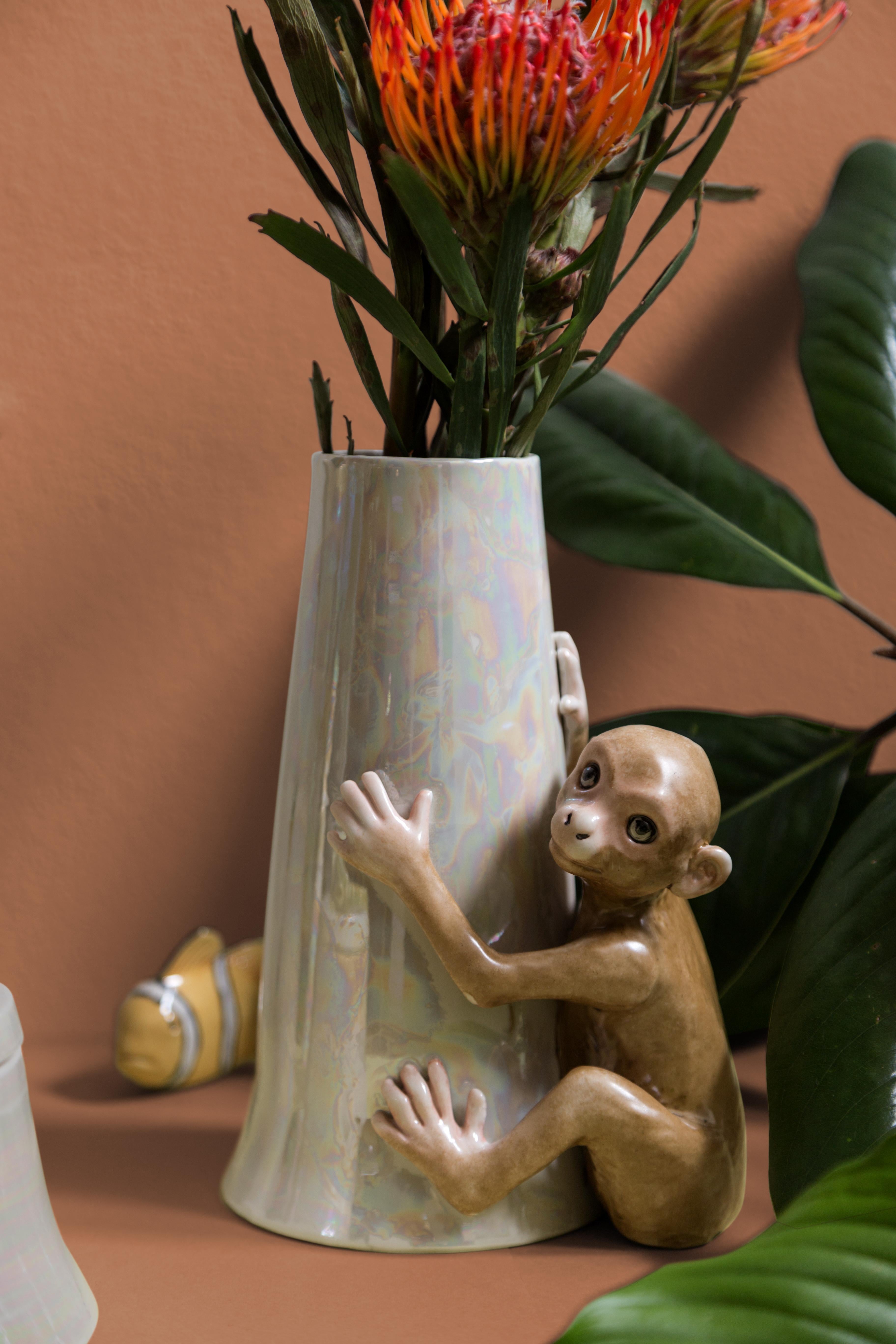 Cette sculpture en porcelaine italienne fait partie de Vito Nesta Grand Tour. Réalisé en porcelaine de Capodimonte avec une finition brillante et irisée. Ce vase est orné d'un singe peint à la main.