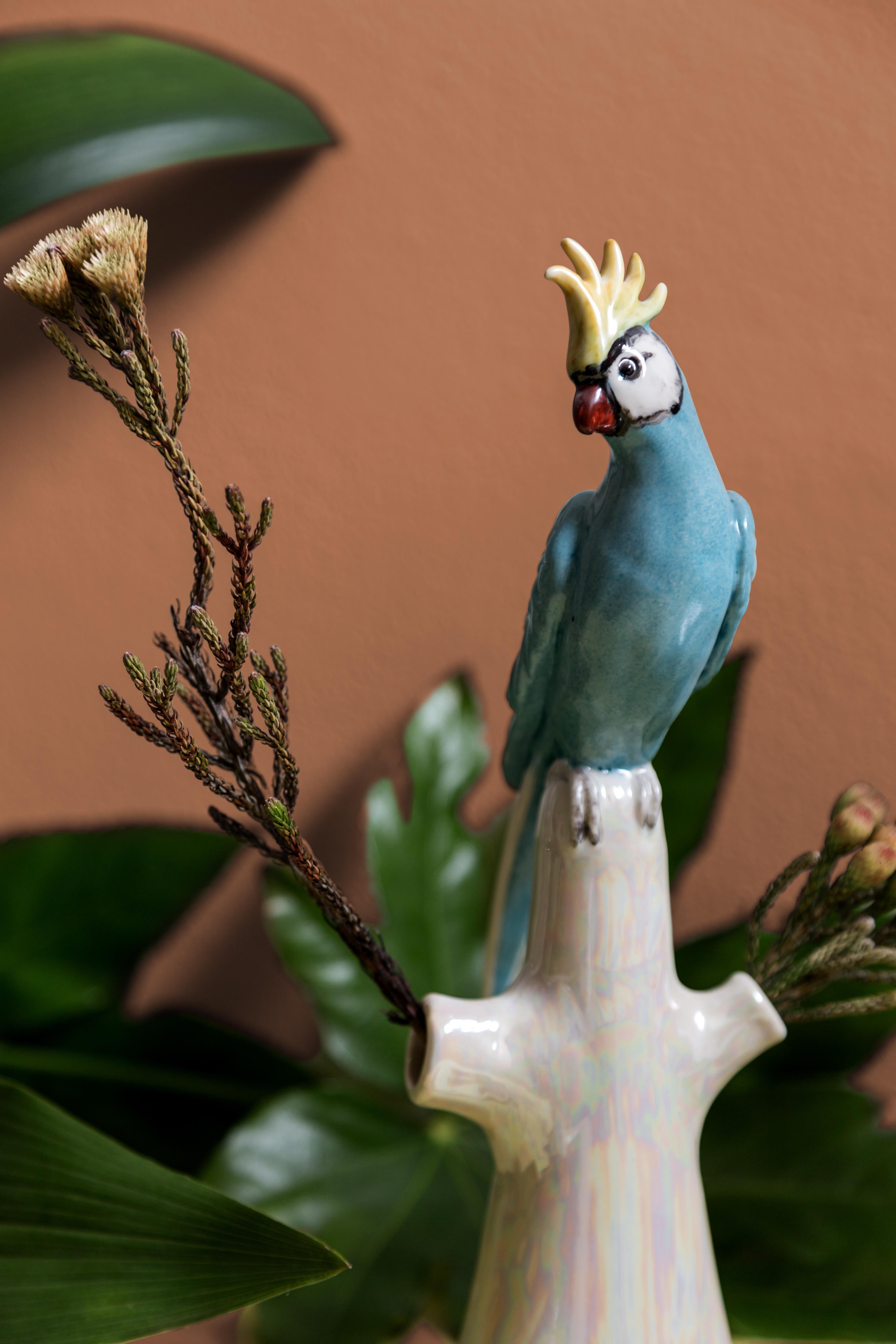 Diese italienische Porzellanskulptur ist Teil der Grand Tour von Vito Nesta. Hergestellt aus Capodimonte-Porzellan mit glänzender und schillernder Oberfläche. Dieser Blumenhalter ist mit einem handgemalten Papagei verziert.