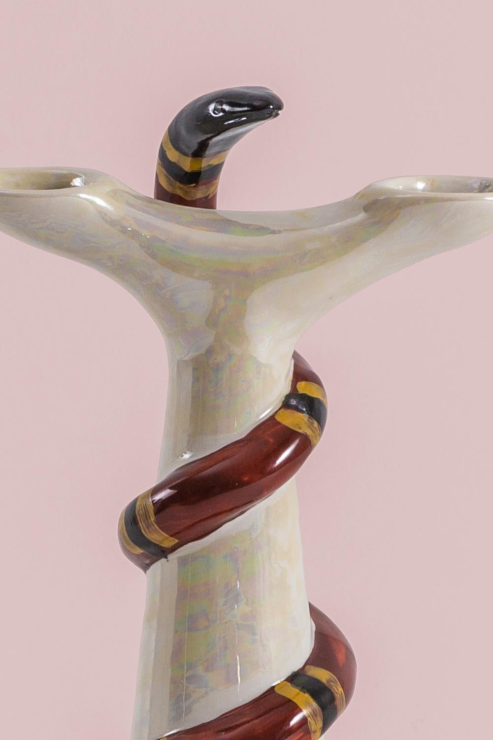 Diese italienische Porzellanskulptur ist Teil der Grand Tour von Vito Nesta. Hergestellt aus Capodimonte-Porzellan mit glänzender und schillernder Oberfläche. Dieser doppelte Kerzenhalter ist mit einer handgemalten Schlange verziert.