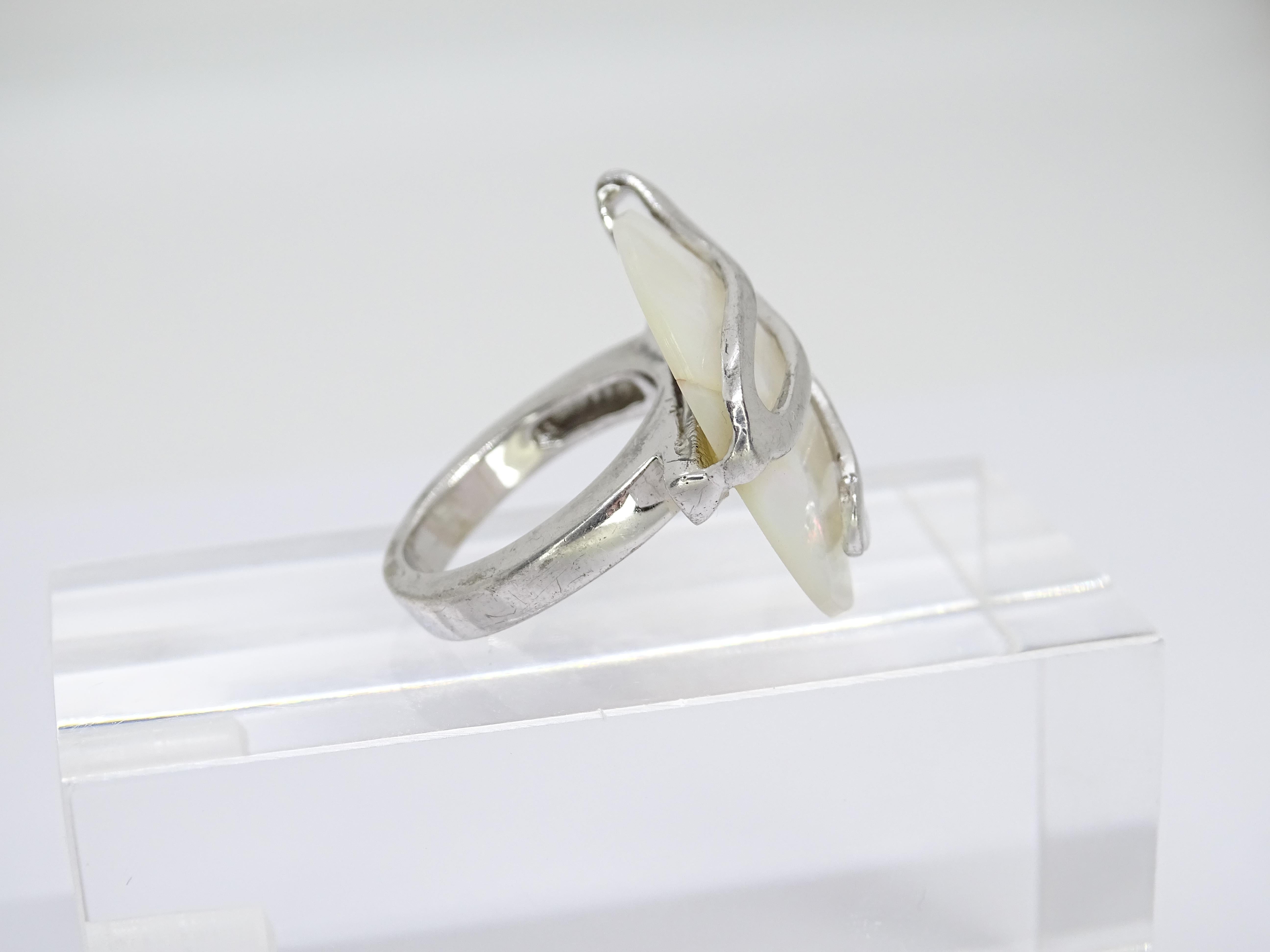 Contemporary Italian ring in sterling silver and mother-of-pearl rosette For Sale 5