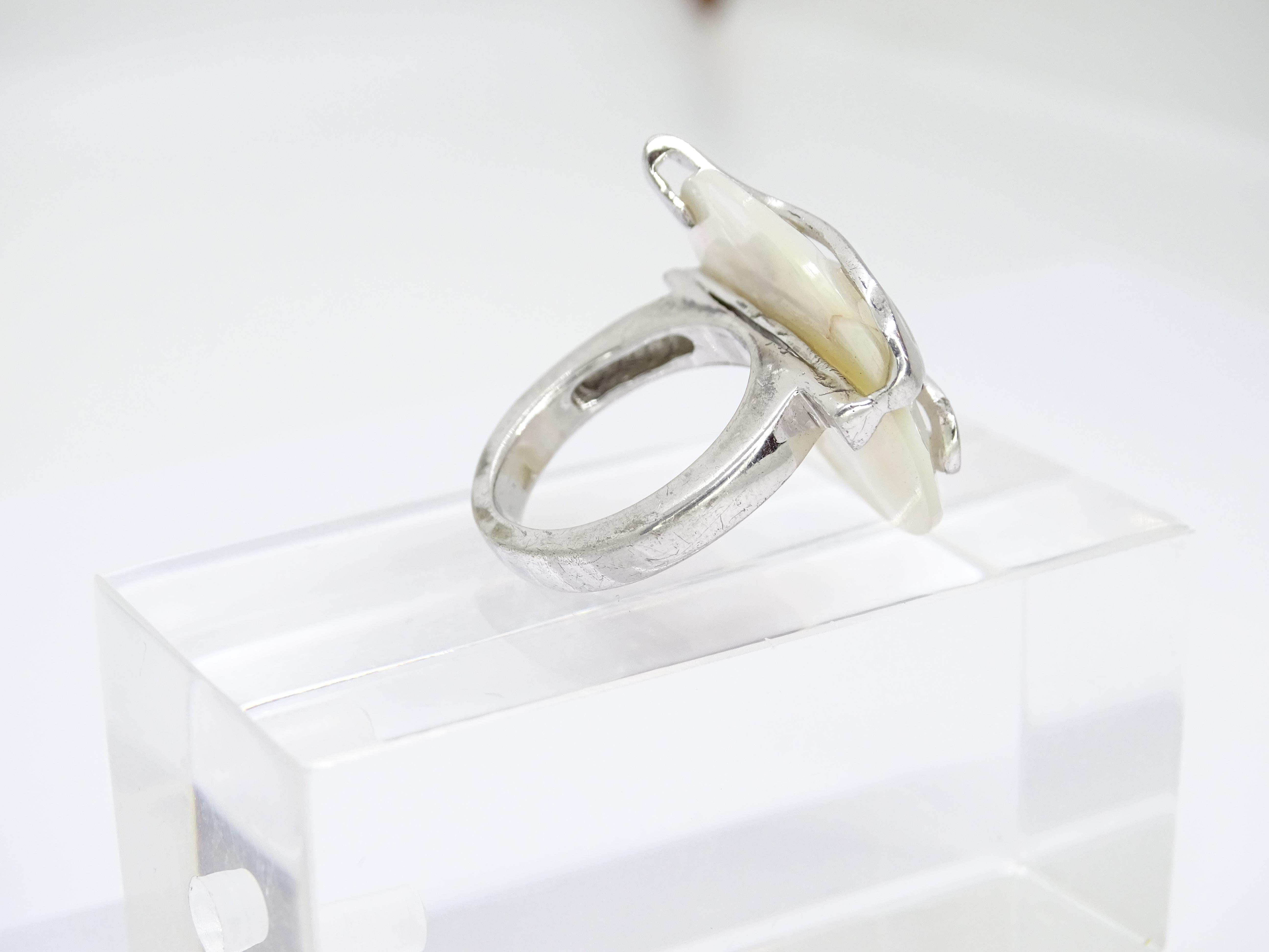 Contemporary Italian ring in sterling silver and mother-of-pearl rosette For Sale 6