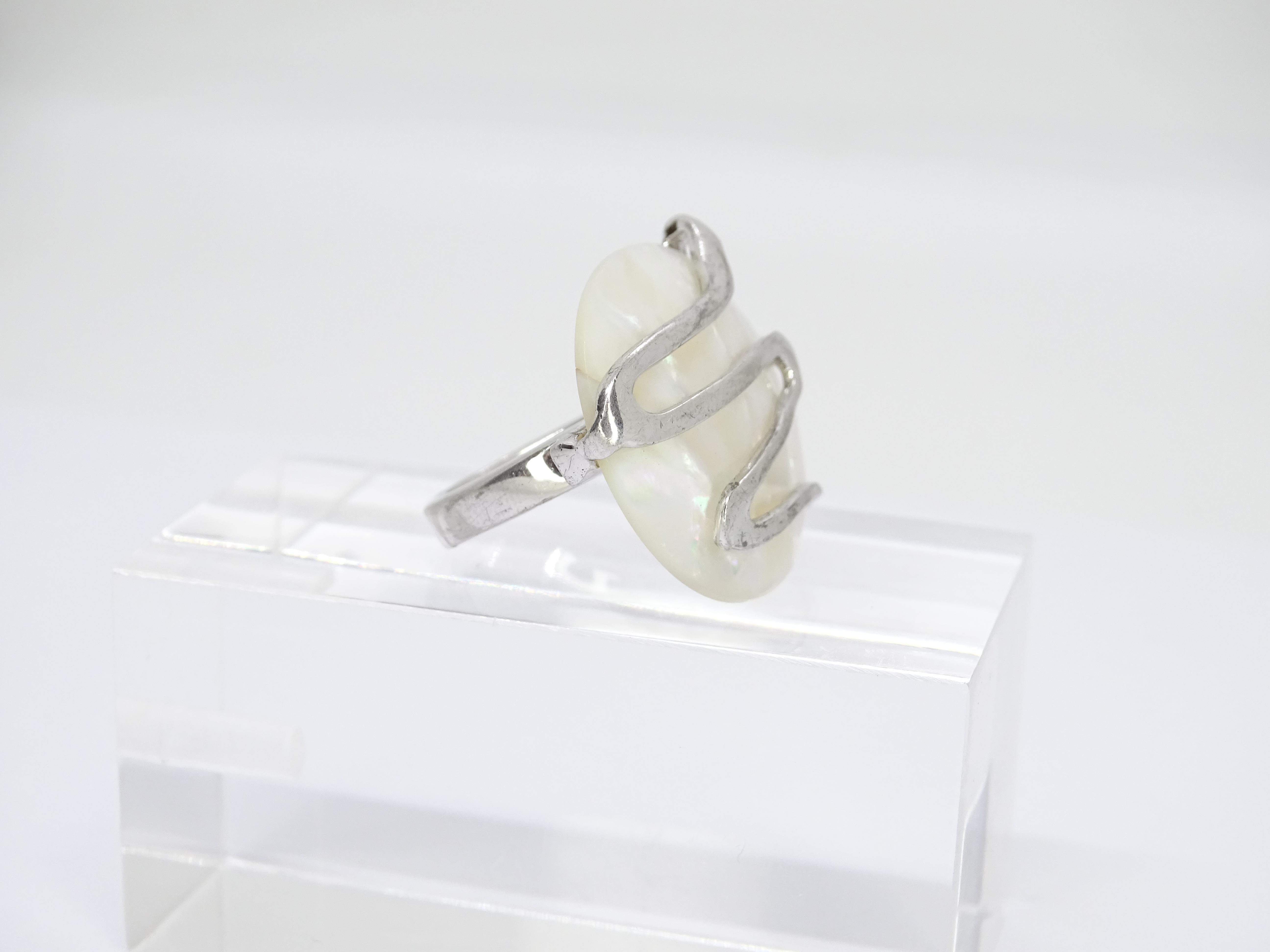 Contemporary Italian ring in sterling silver and mother-of-pearl rosette For Sale 7