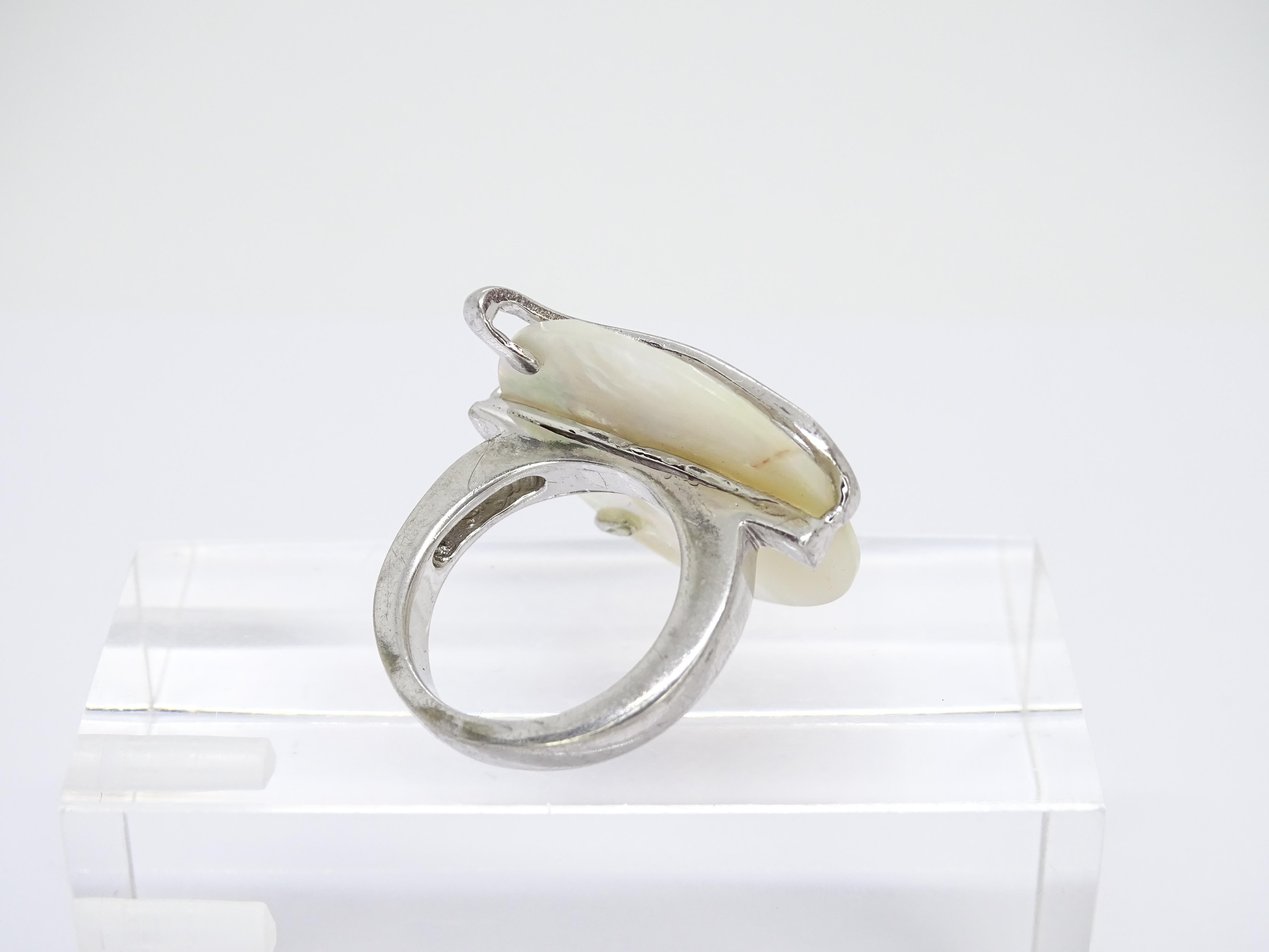Contemporary Italian ring in sterling silver and mother-of-pearl rosette For Sale 9