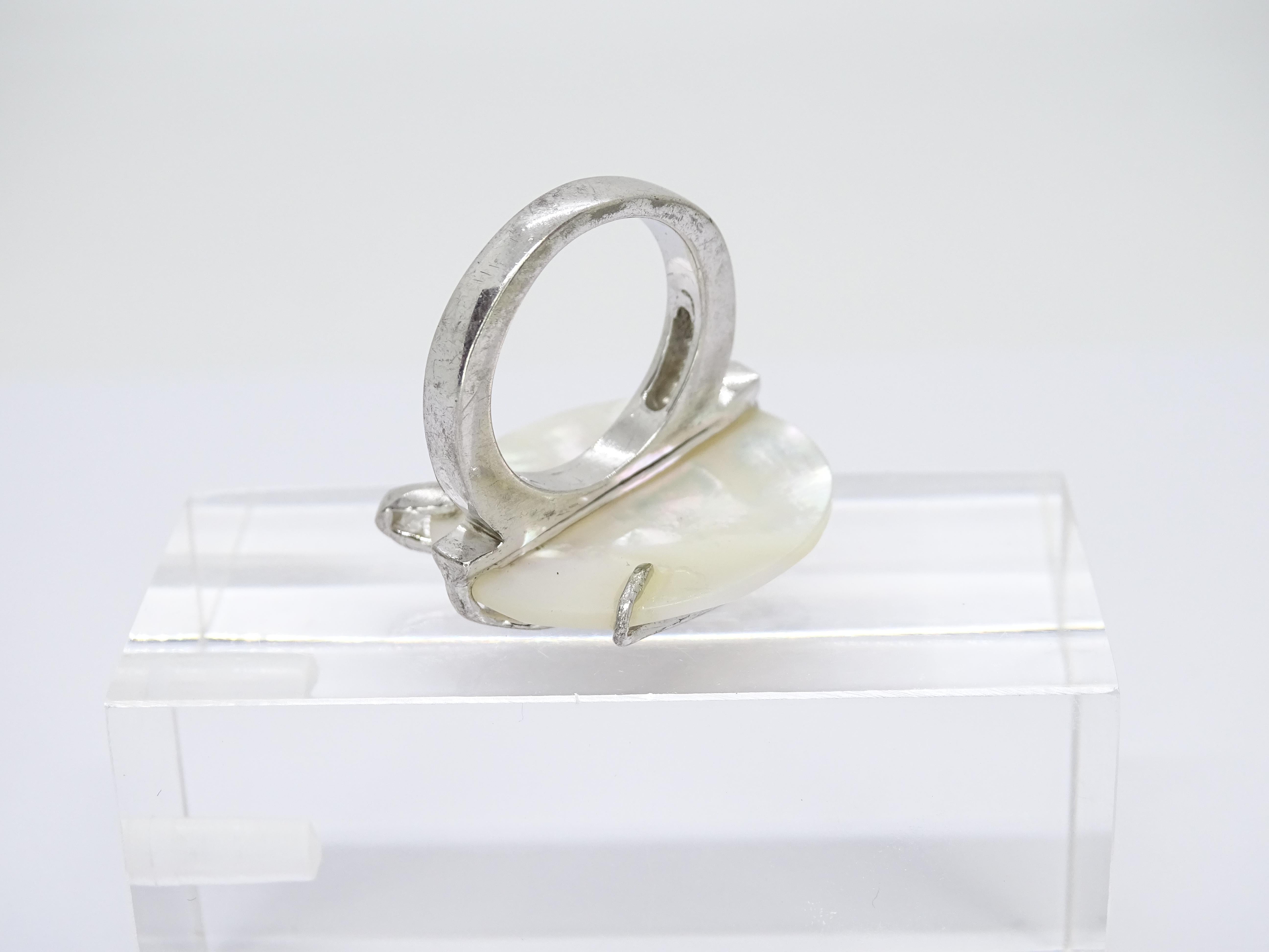 Contemporary Italian ring in sterling silver and mother-of-pearl rosette For Sale 11