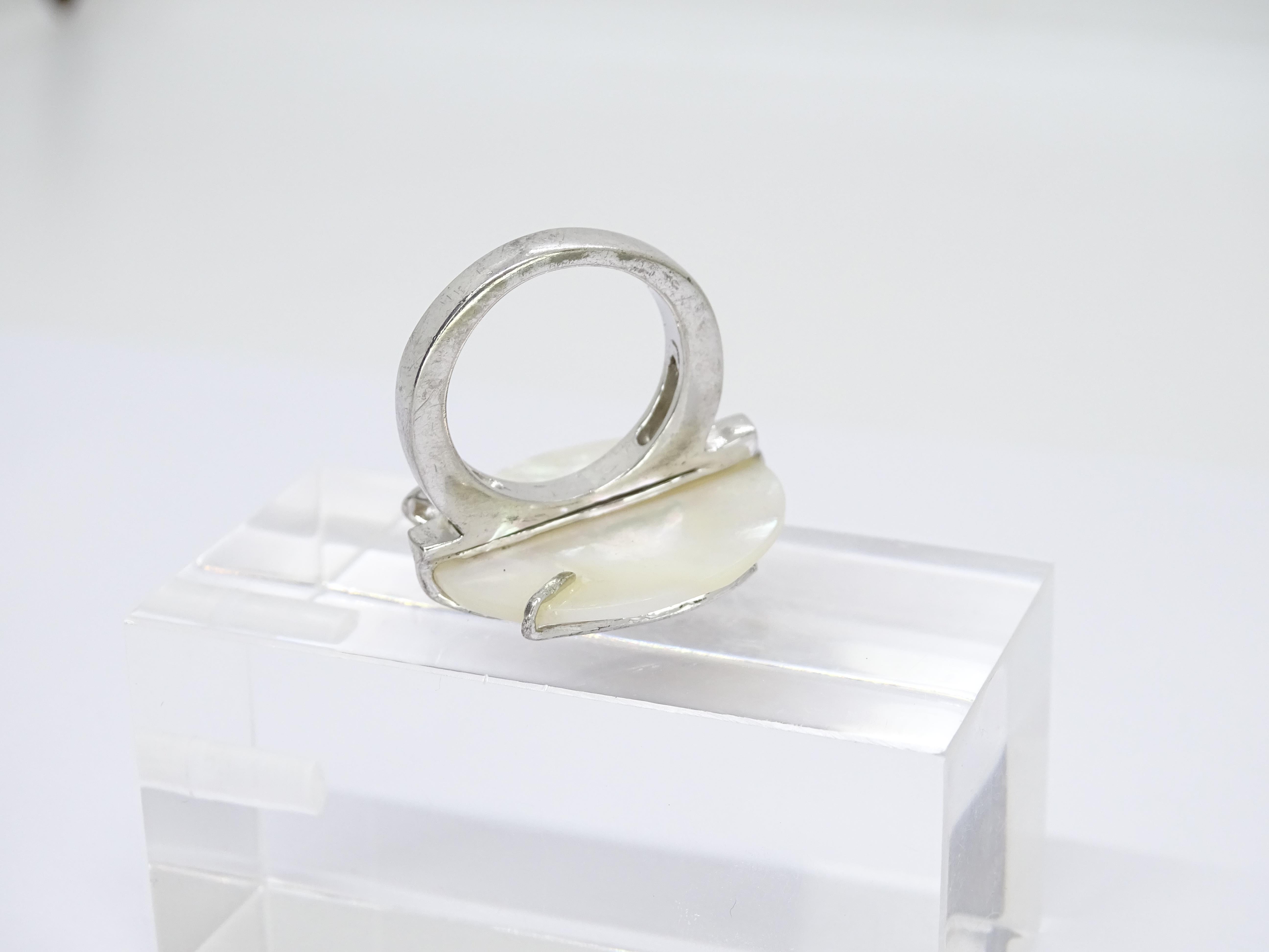 Contemporary Italian ring in sterling silver and mother-of-pearl rosette For Sale 12