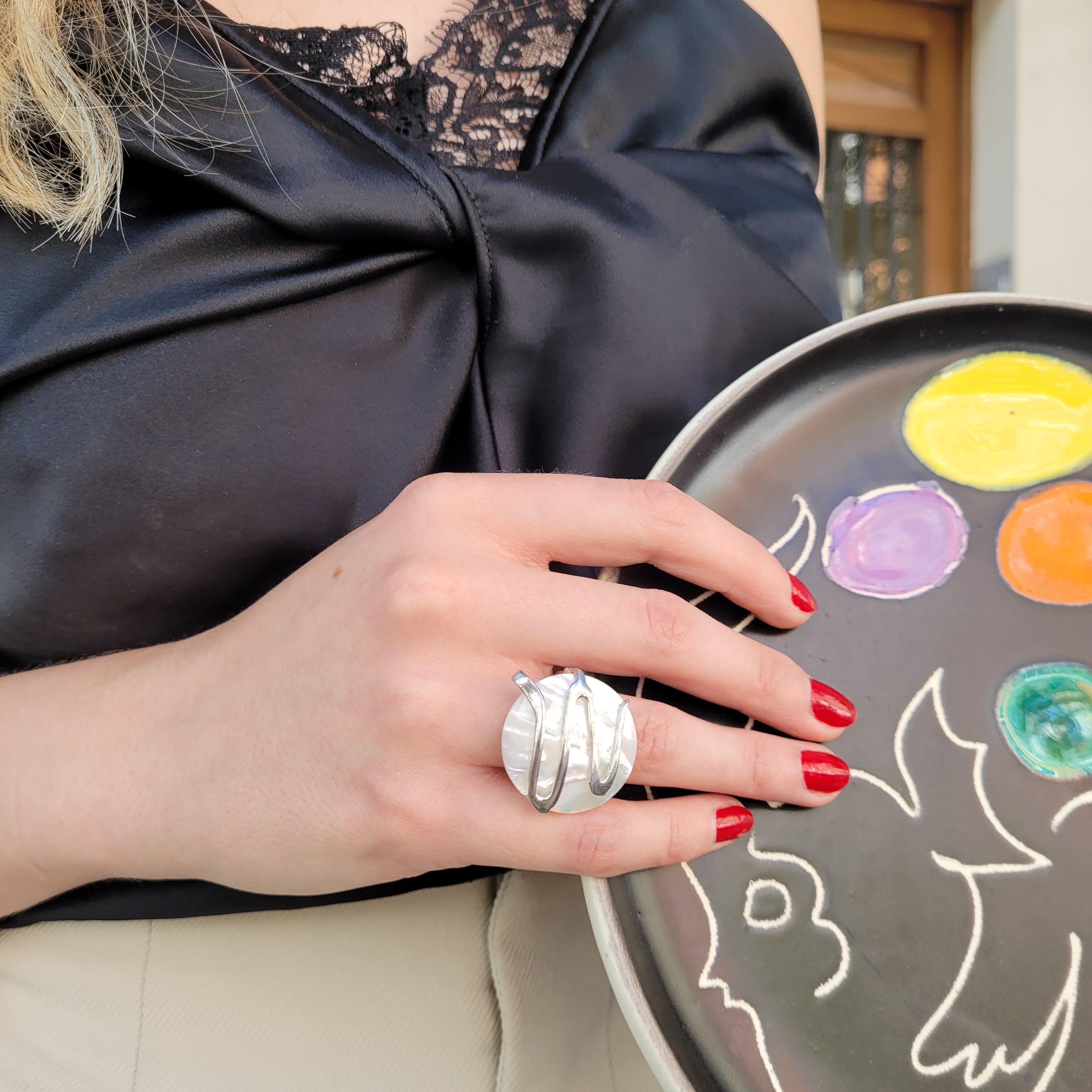 Women's or Men's Contemporary Italian ring in sterling silver and mother-of-pearl rosette For Sale