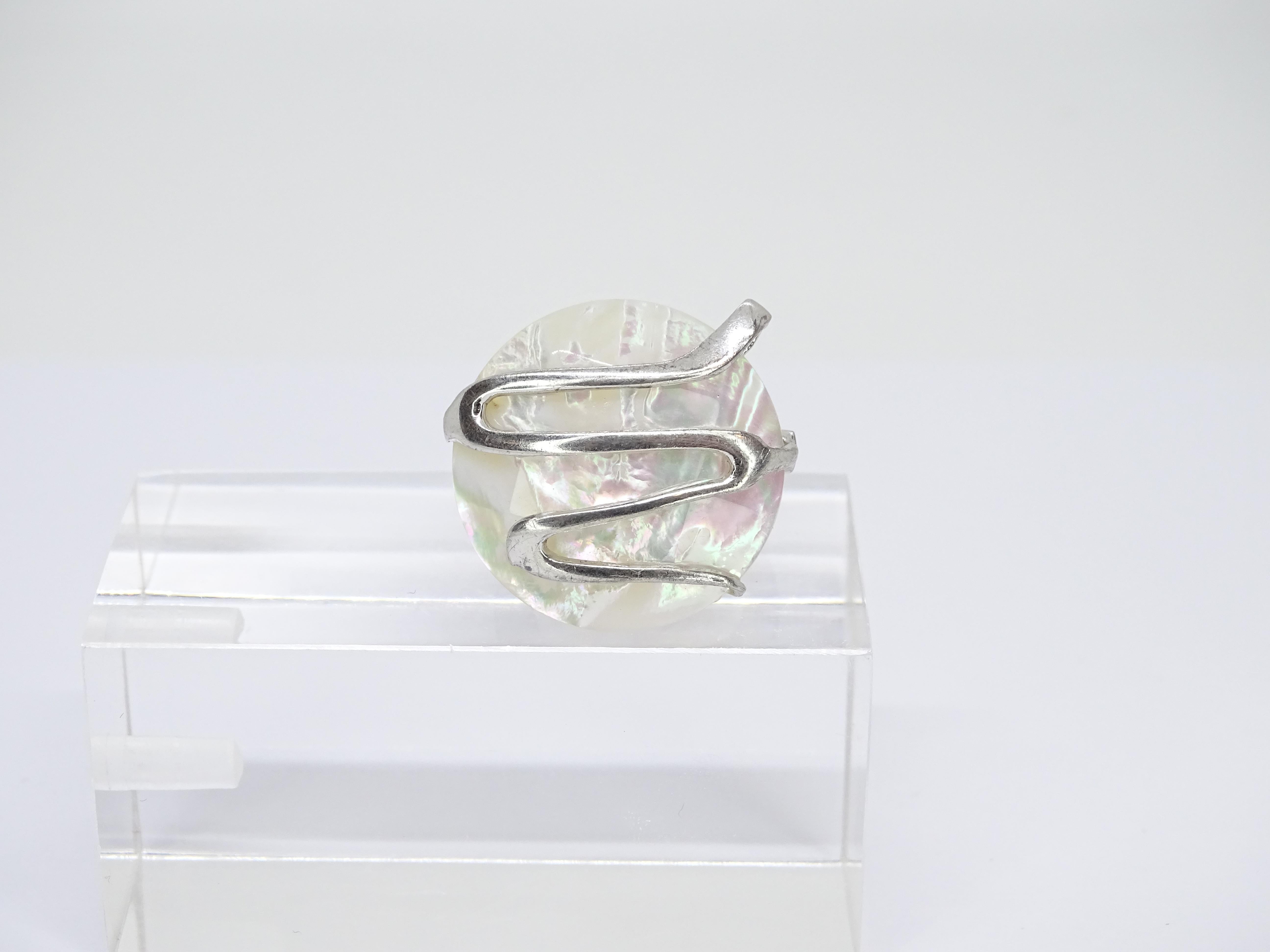 Contemporary Italian ring in sterling silver and mother-of-pearl rosette For Sale 1