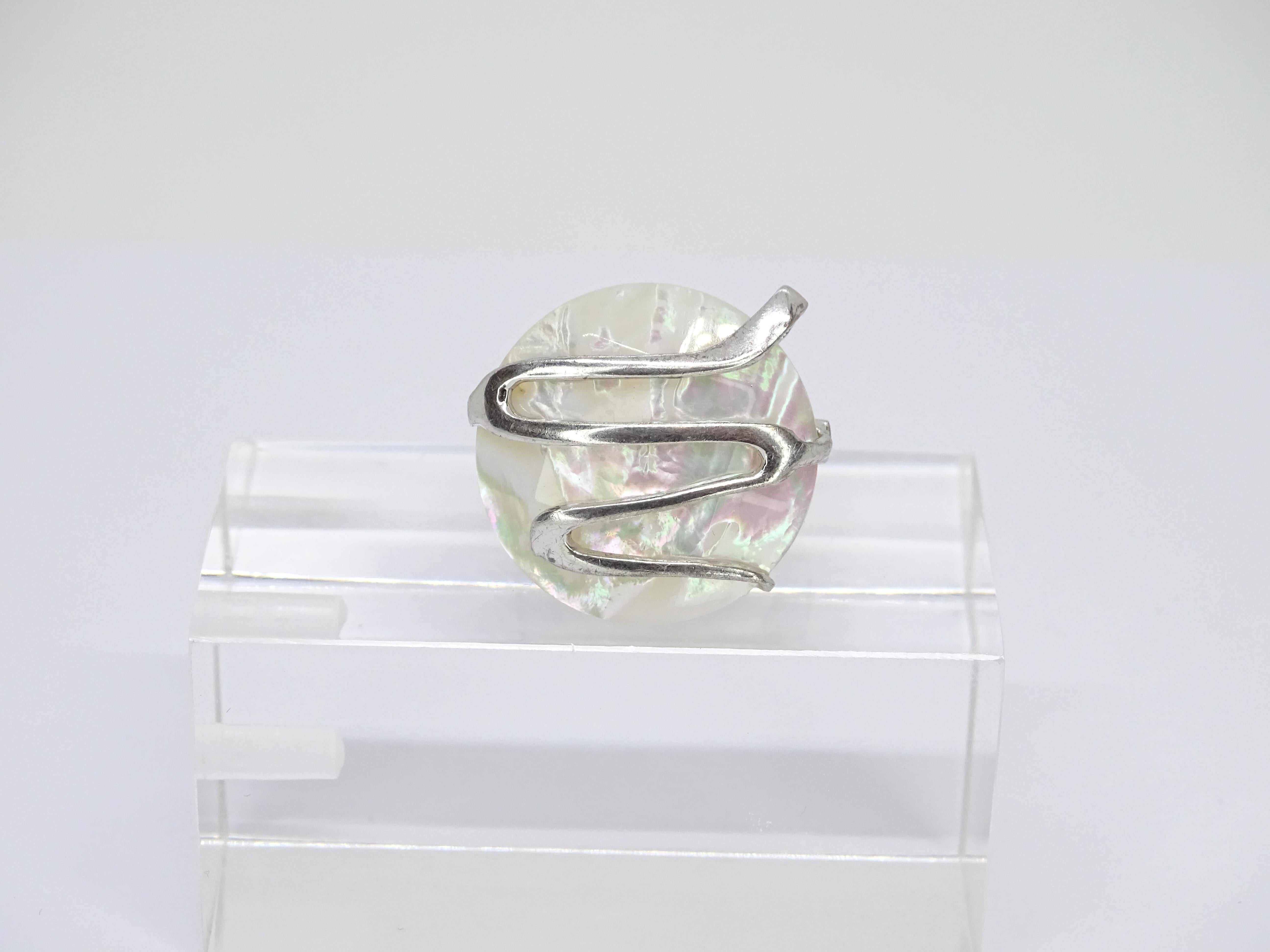 Contemporary Italian ring in sterling silver and mother-of-pearl rosette For Sale 2