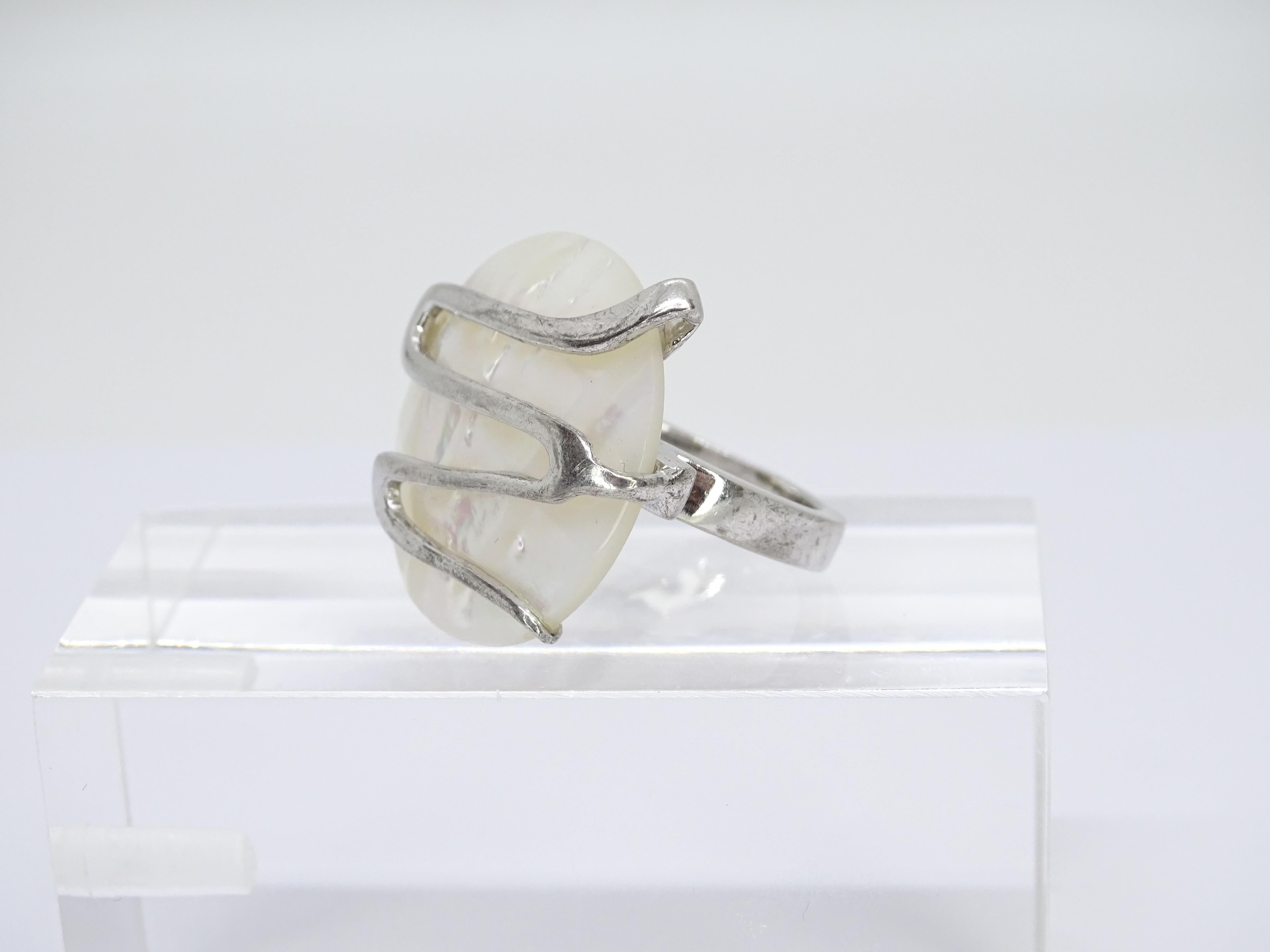 Contemporary Italian ring in sterling silver and mother-of-pearl rosette For Sale 3