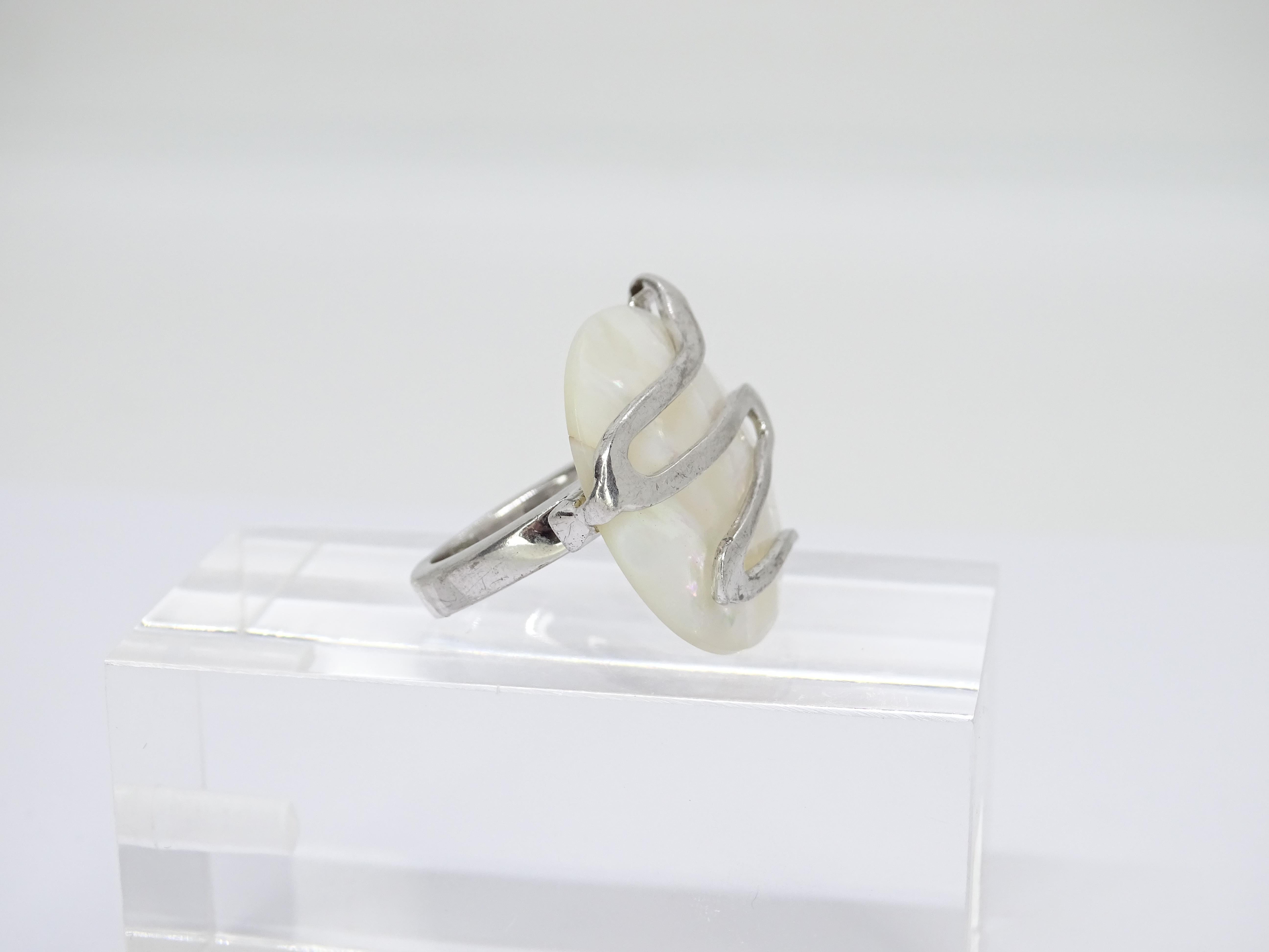 Contemporary Italian ring in sterling silver and mother-of-pearl rosette For Sale 4