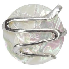 Contemporary Italian ring in sterling silver and mother-of-pearl rosette