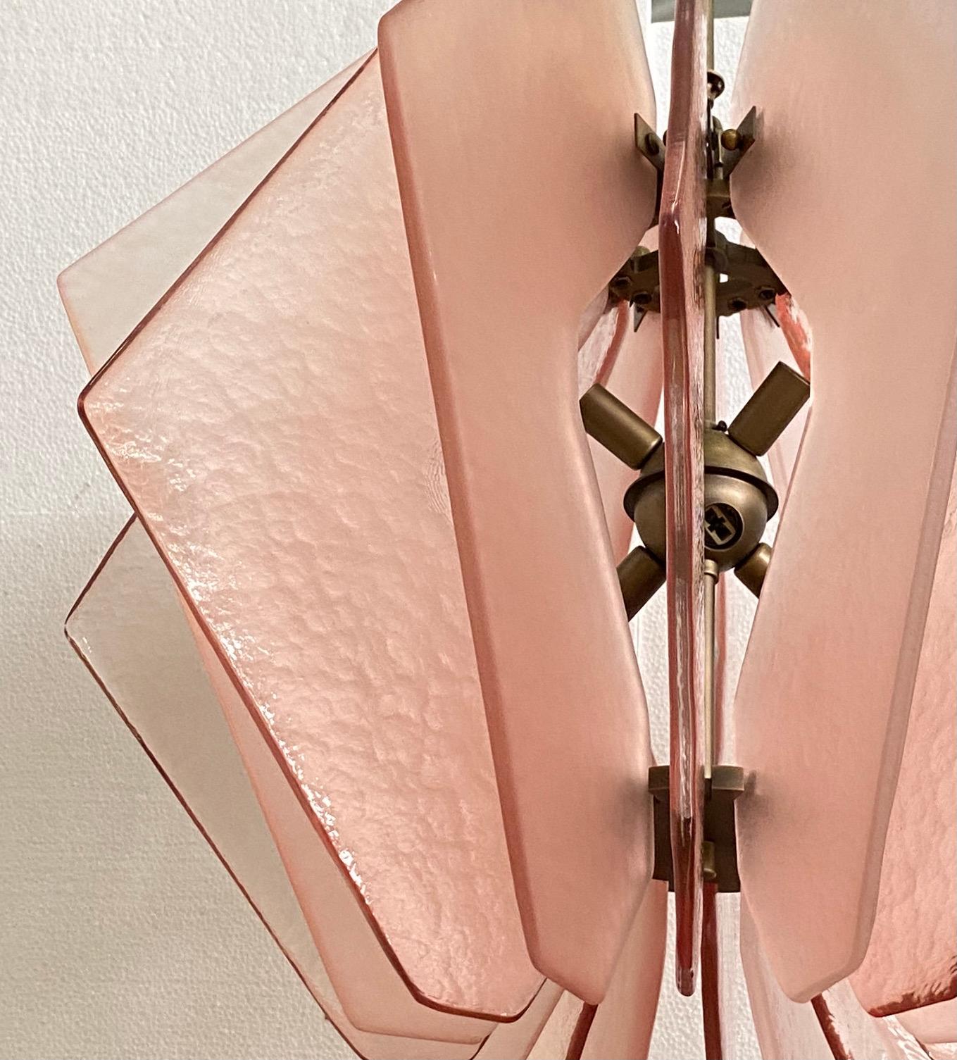 Bringen Sie das Ungewöhnliche und doch Elegante in Ihren Raum! Eine moderne Couture-Hängeleuchte, eine vollständig in Italien handgefertigte Kreation mit stilisierter Laternenform im Stil von Max Ingrand. Die bronzierte Struktur ist rundherum mit 16