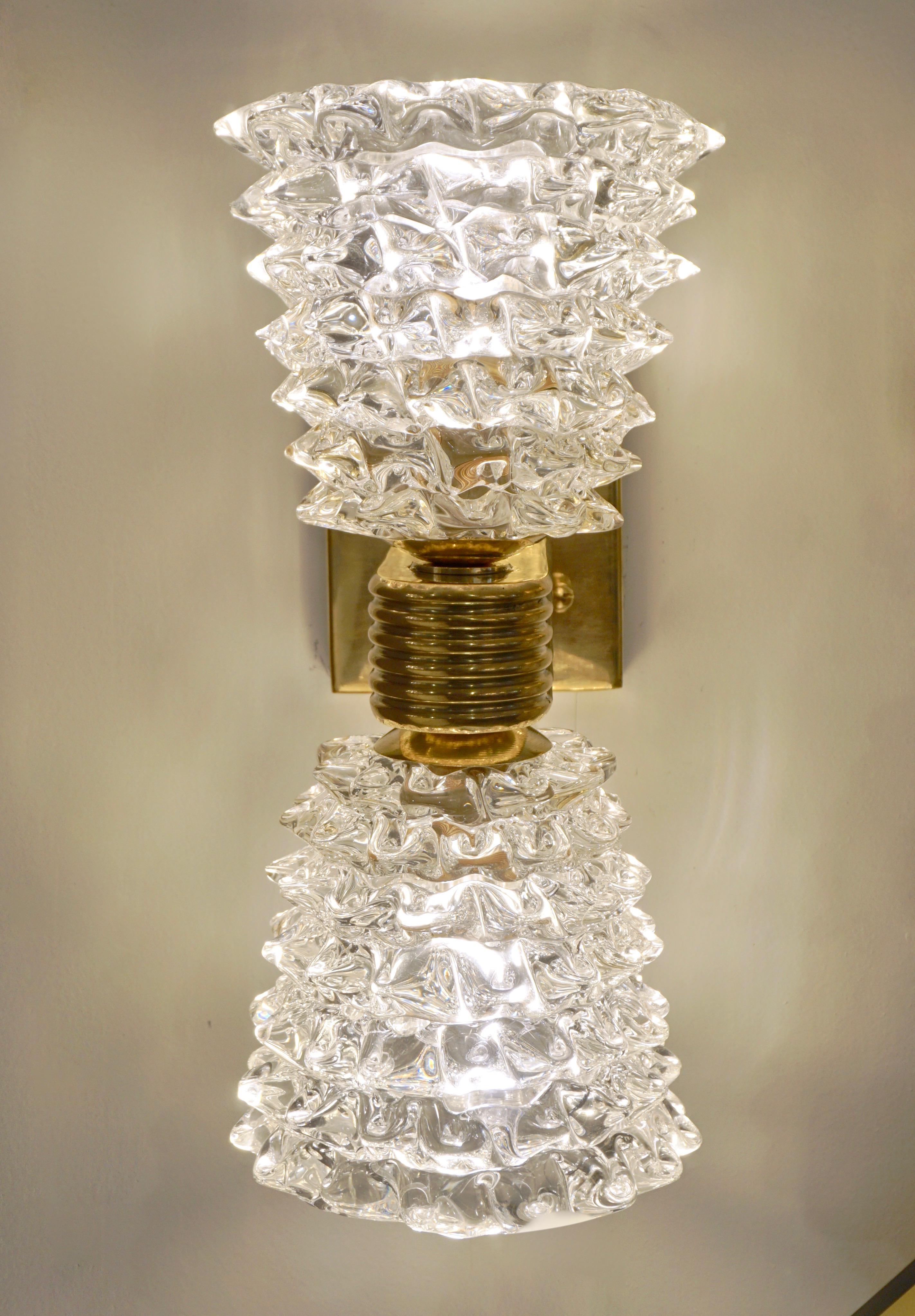 Organic sculpture modern crystal clear Murano glass wall light in the Art Deco style of Barovier Toso, entirely handcrafted in Italy, with double cone shape shades providing upward and downward light source, made using the rostrato technique that