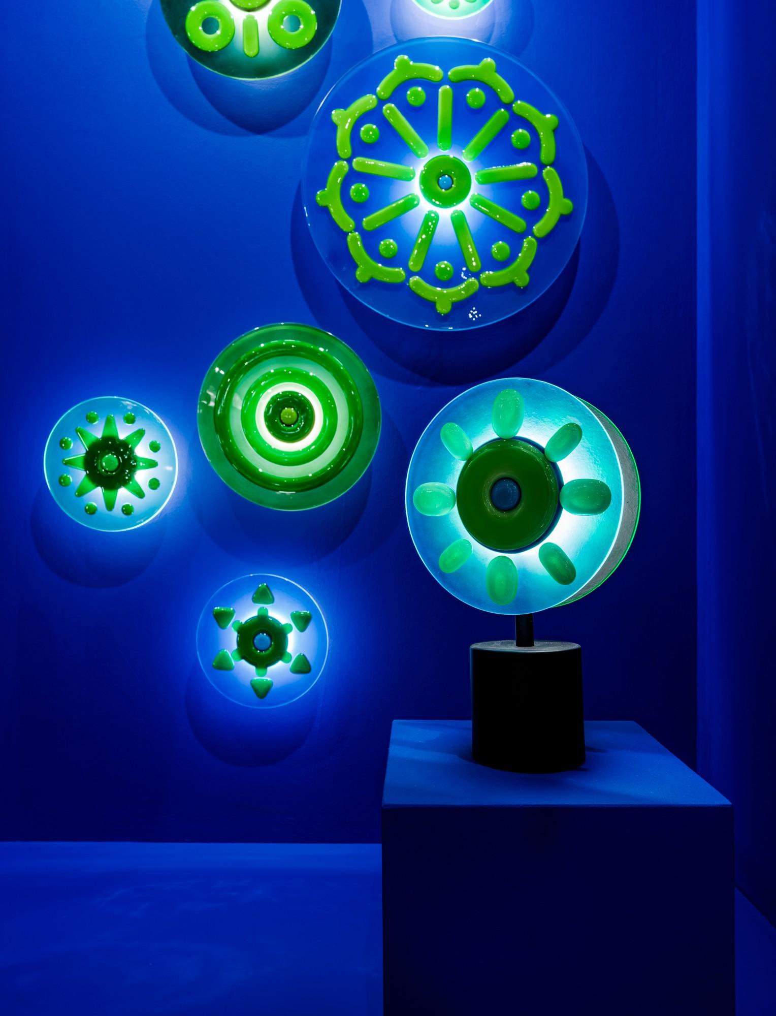 Lampadaire totem italien contemporain en verre de Murano rond, vert et bleu à deux disques en vente 5