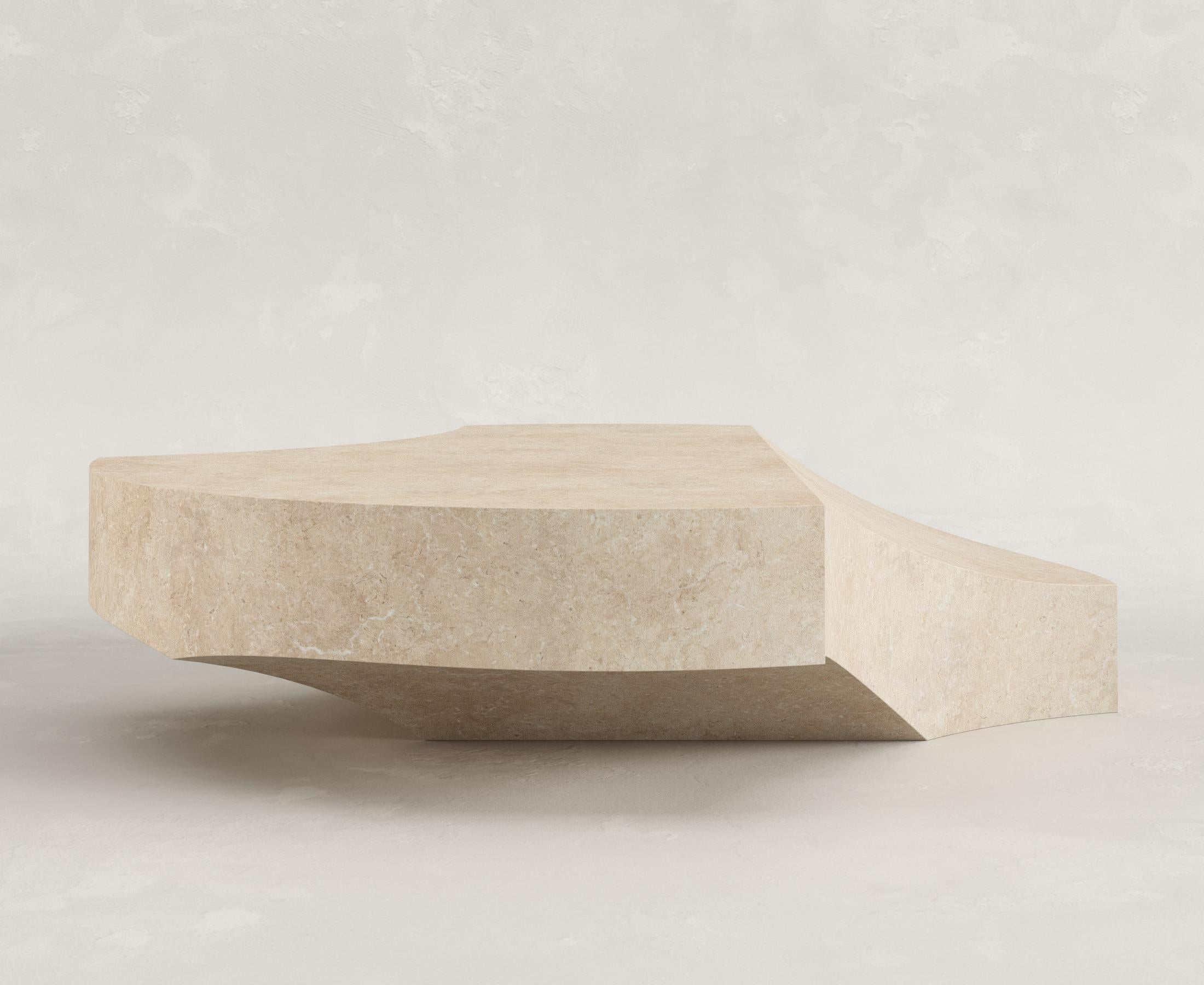 Mesa de centro redonda mediana Scolpito de piedra caliza arenisca italiana contemporánea Italiano en venta