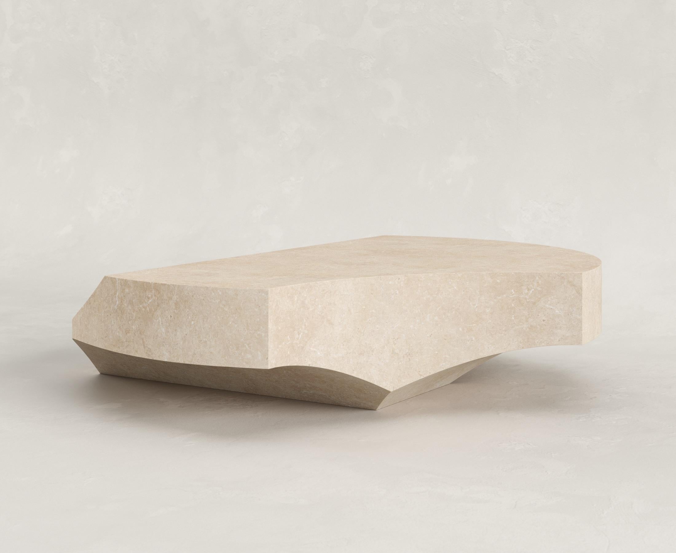 Mesa de centro redonda mediana Scolpito de piedra caliza arenisca italiana contemporánea Tallado a mano en venta