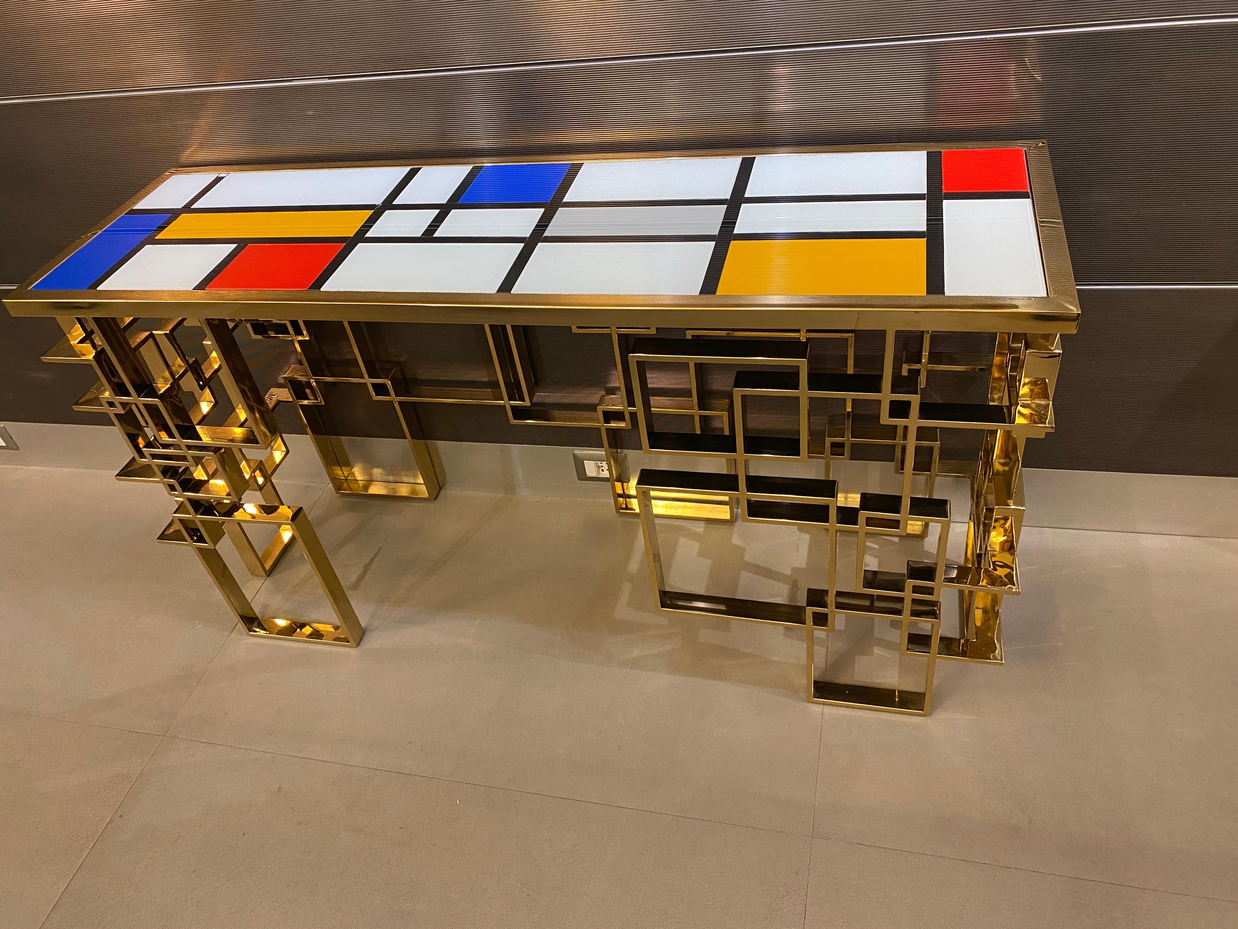 Consola escultórica italiana contemporánea de latón y tapa de cristal en venta 4